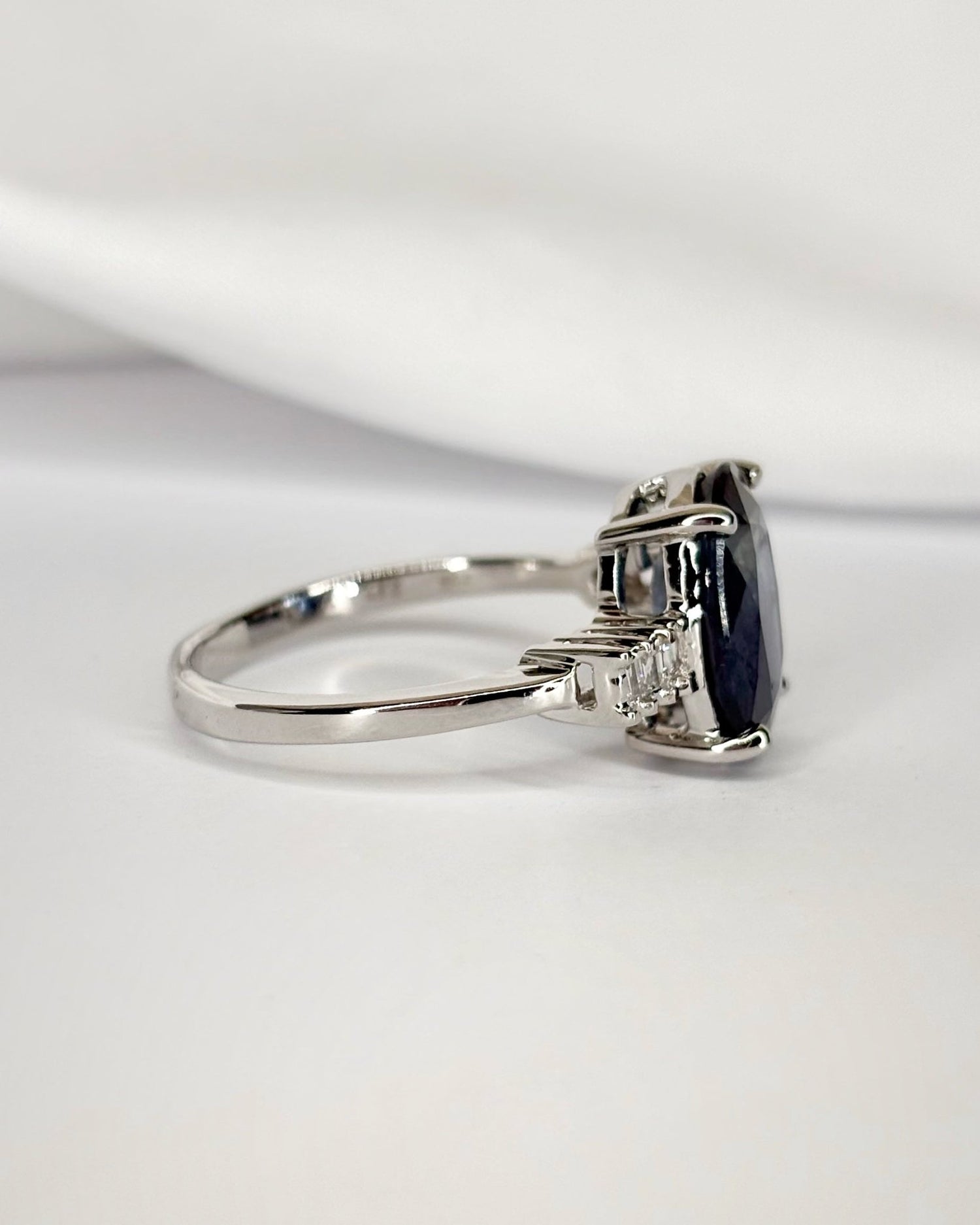 Bague Trilogie Saphir 4.17 carats &amp; Diamants "Sicilia" - Elliade Paris