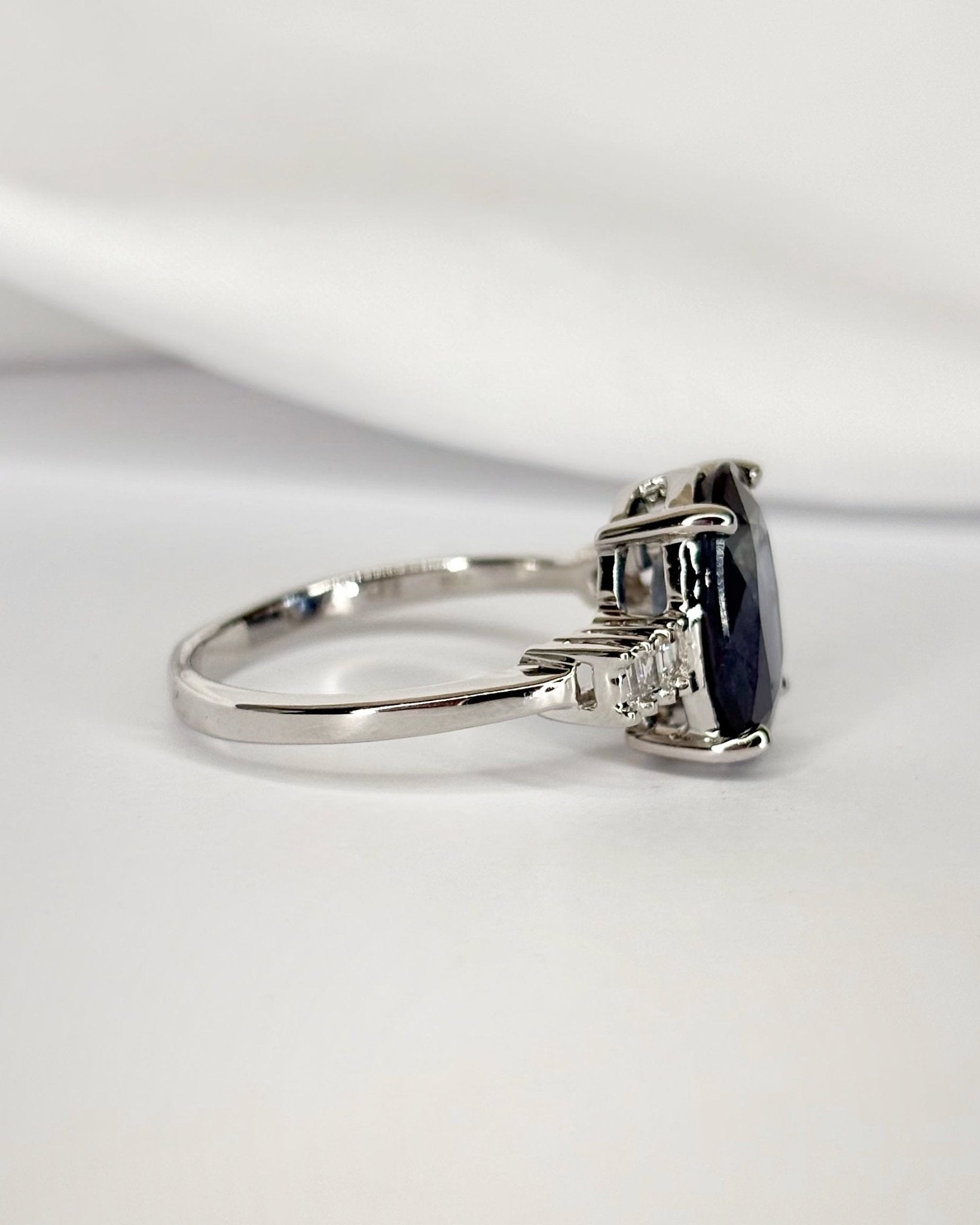 Bague Trilogie Saphir 4.17 carats &amp; Diamants "Sicilia" - Elliade Paris