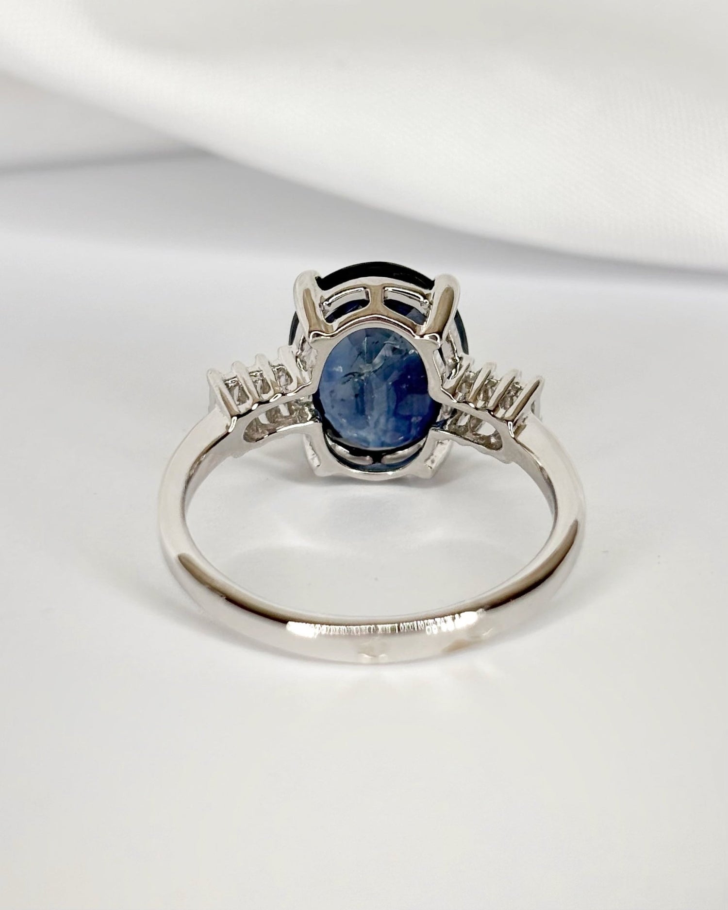 Bague Trilogie Saphir 4.17 carats &amp; Diamants "Sicilia" - Elliade Paris