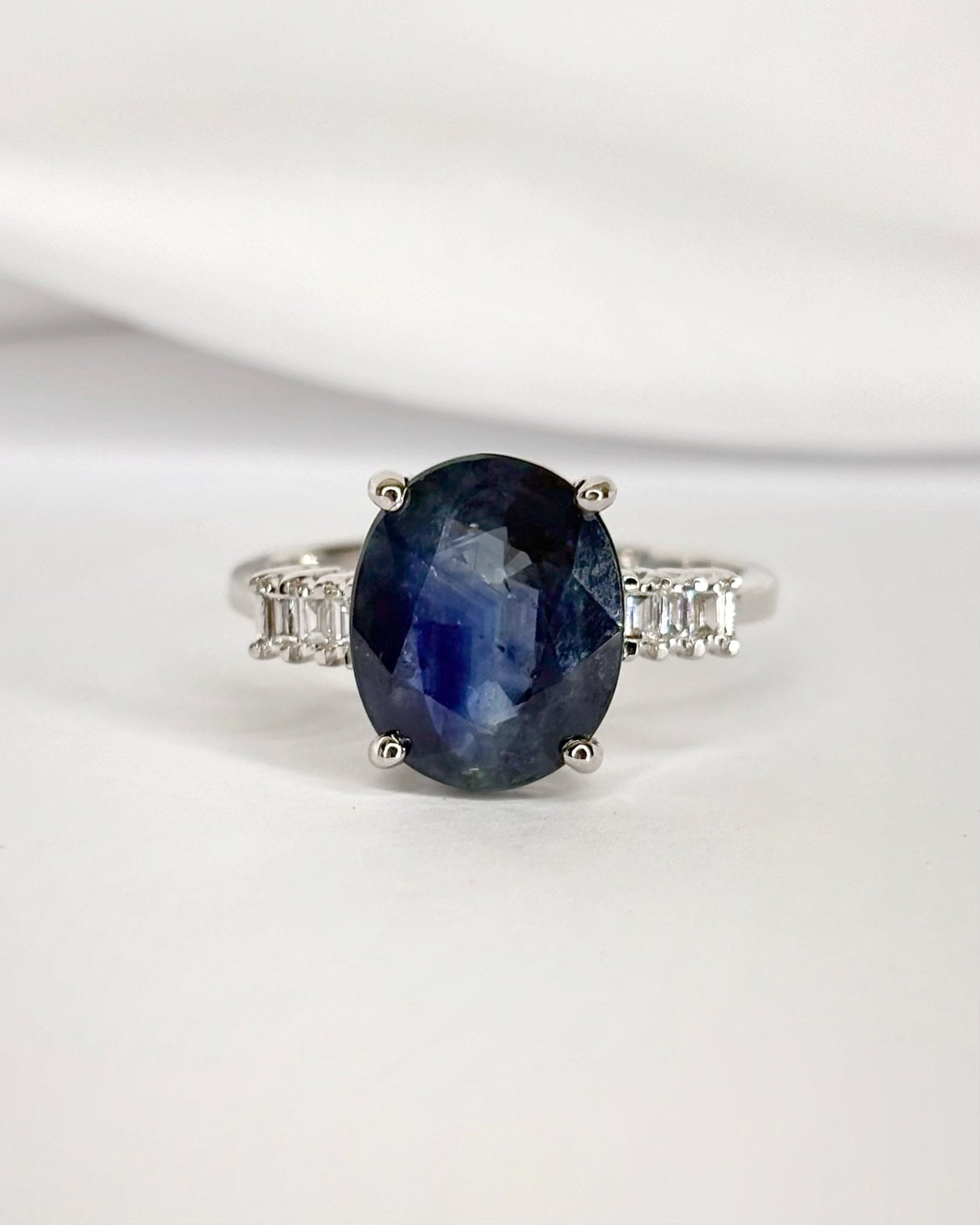 Bague Trilogie Saphir 4.17 carats &amp; Diamants "Sicilia" - Elliade Paris
