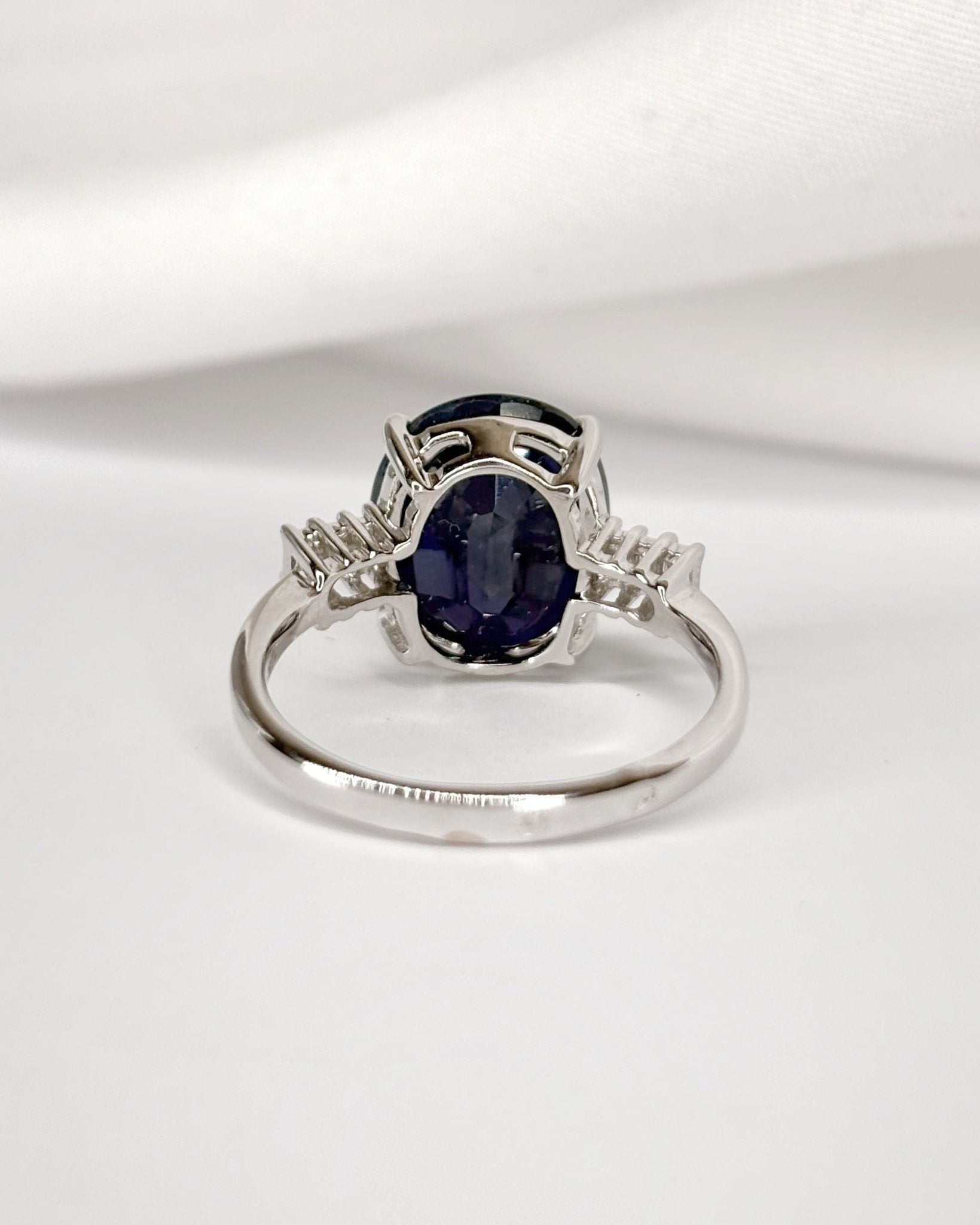 Bague Trilogie Saphir 4.77 carats &amp; Diamants Baguette 0.24 carat "Célia" - Elliade Paris