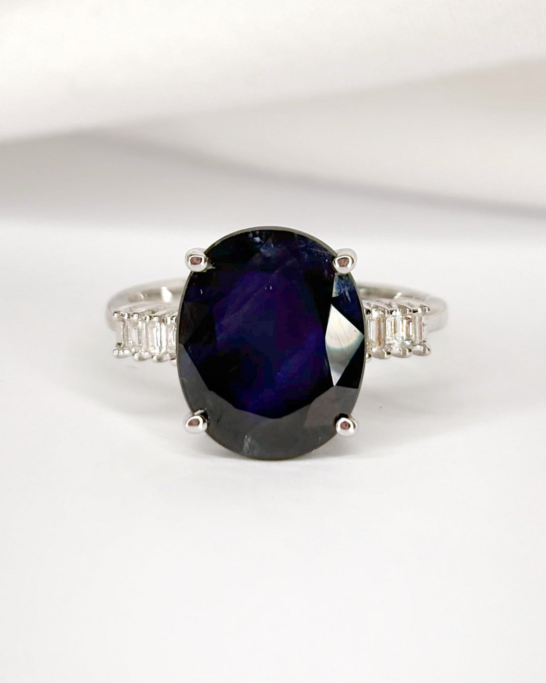 Bague Trilogie Saphir 4.77 carats &amp; Diamants Baguette 0.24 carat "Célia" - Elliade Paris