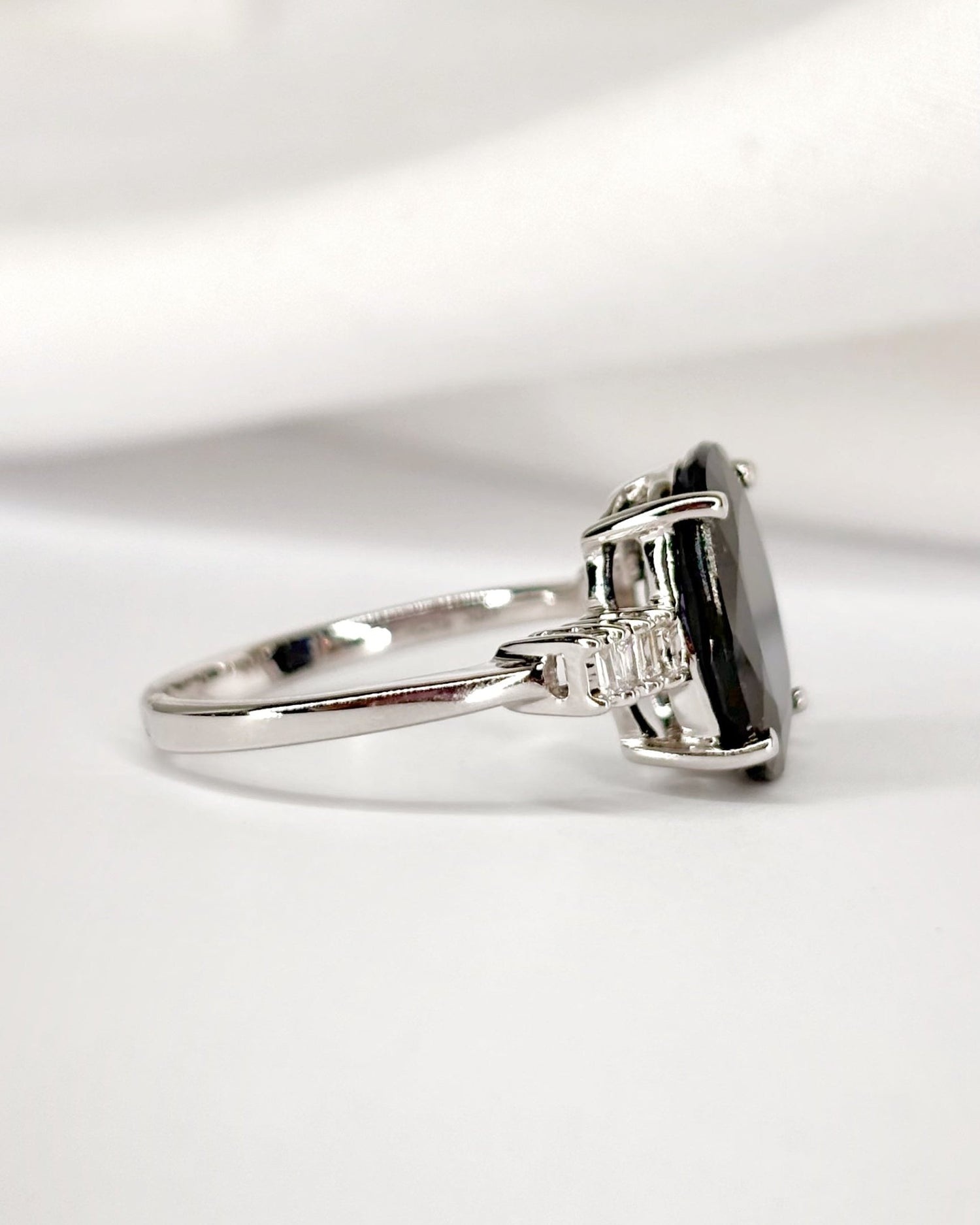 Bague Trilogie Saphir 4.77 carats &amp; Diamants Baguette 0.24 carat "Célia" - Elliade Paris