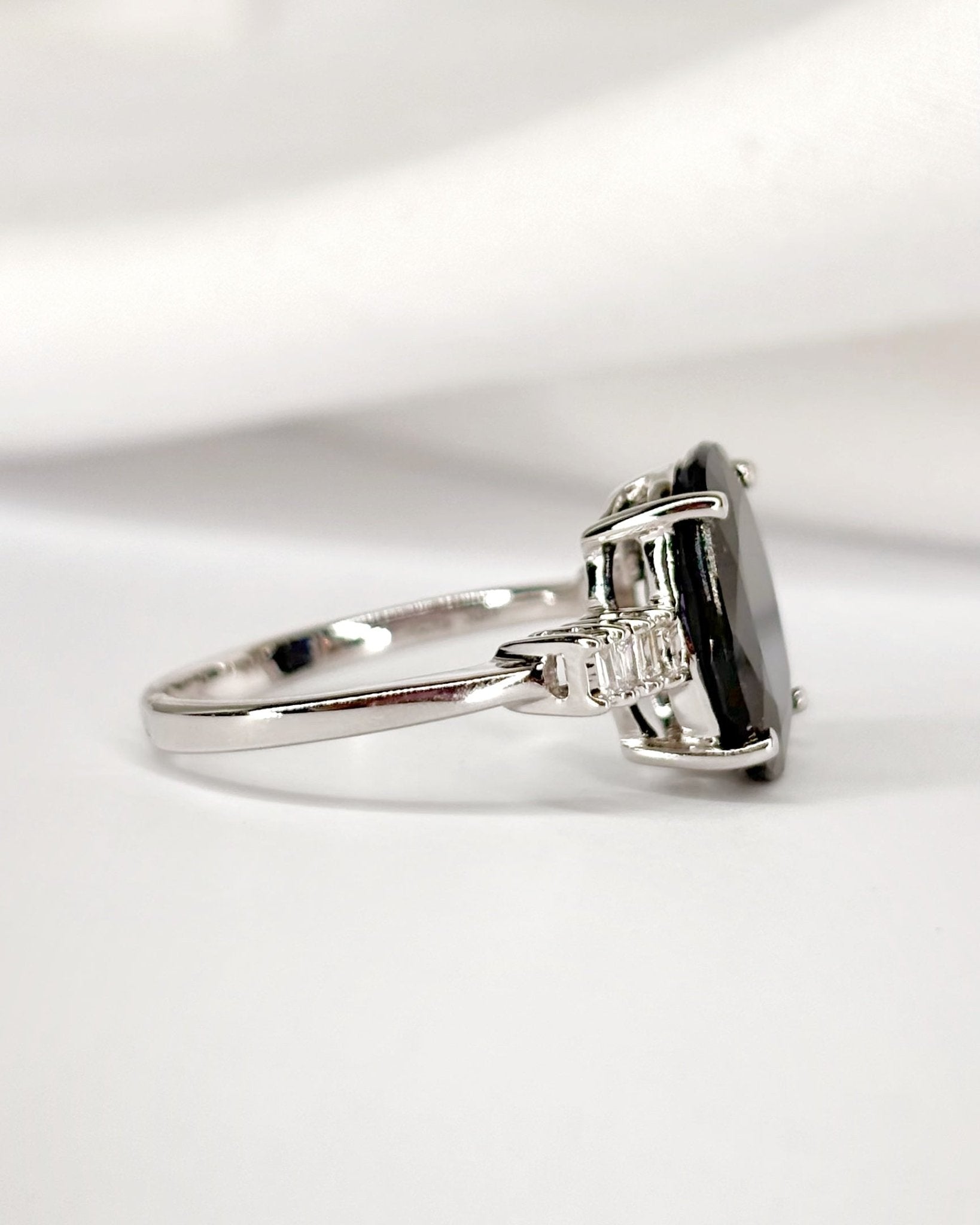 Bague Trilogie Saphir 4.77 carats &amp; Diamants Baguette 0.24 carat "Célia" - Elliade Paris