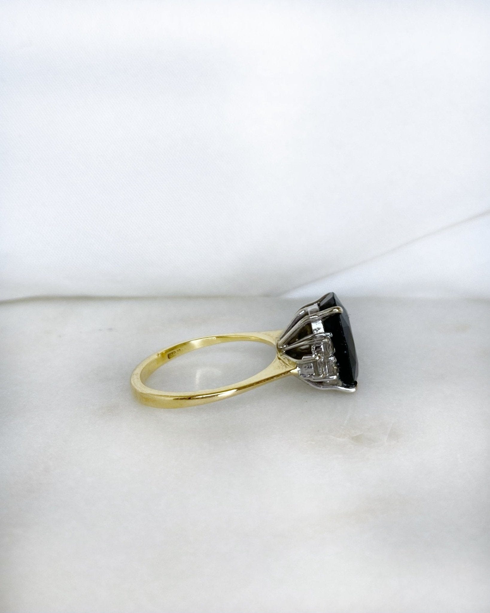 Bague Trilogie Saphir 5.10 carats &amp; Diamants "Calypso" - Elliade Paris