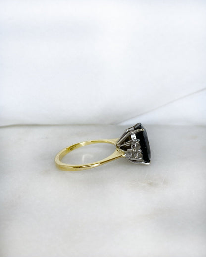 Bague Trilogie Saphir 5.10 carats &amp; Diamants &quot;Calypso&quot; - Elliade Paris