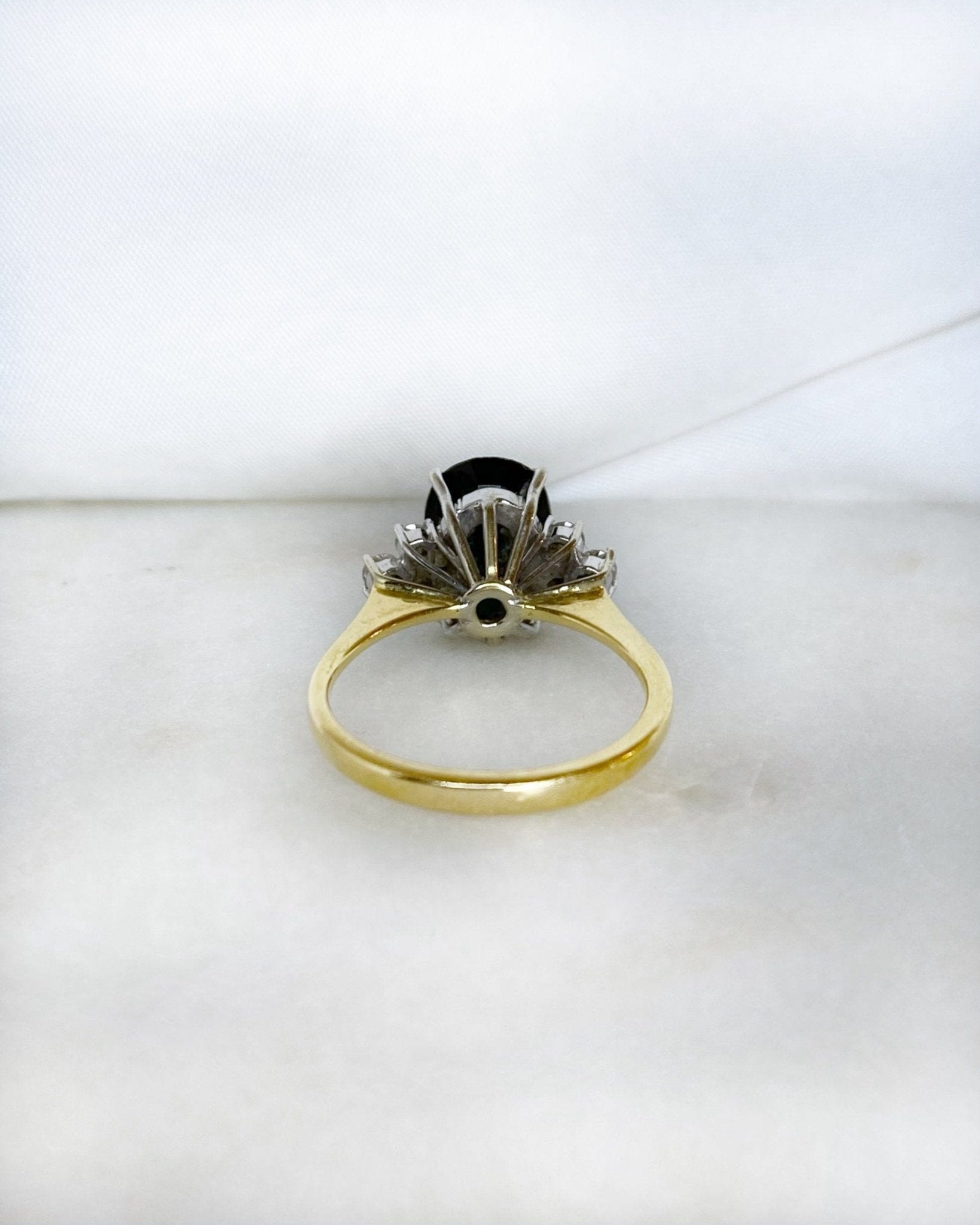 Bague Trilogie Saphir 5.10 carats &amp; Diamants "Calypso" - Elliade Paris