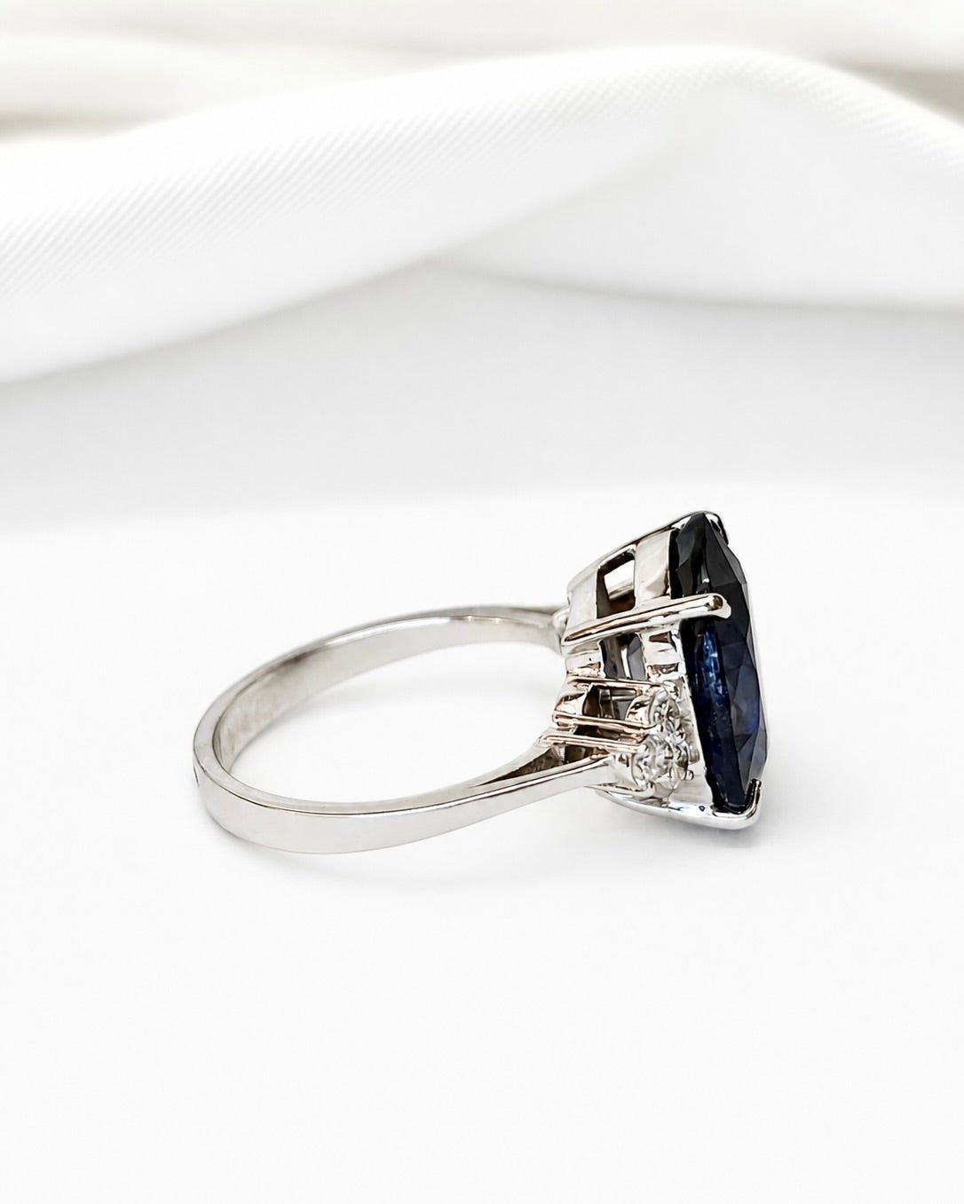 Bague Trilogie Saphir 8.45 carats &amp; Diamants 0.30 carat 5.13g "Alana" - Elliade Paris