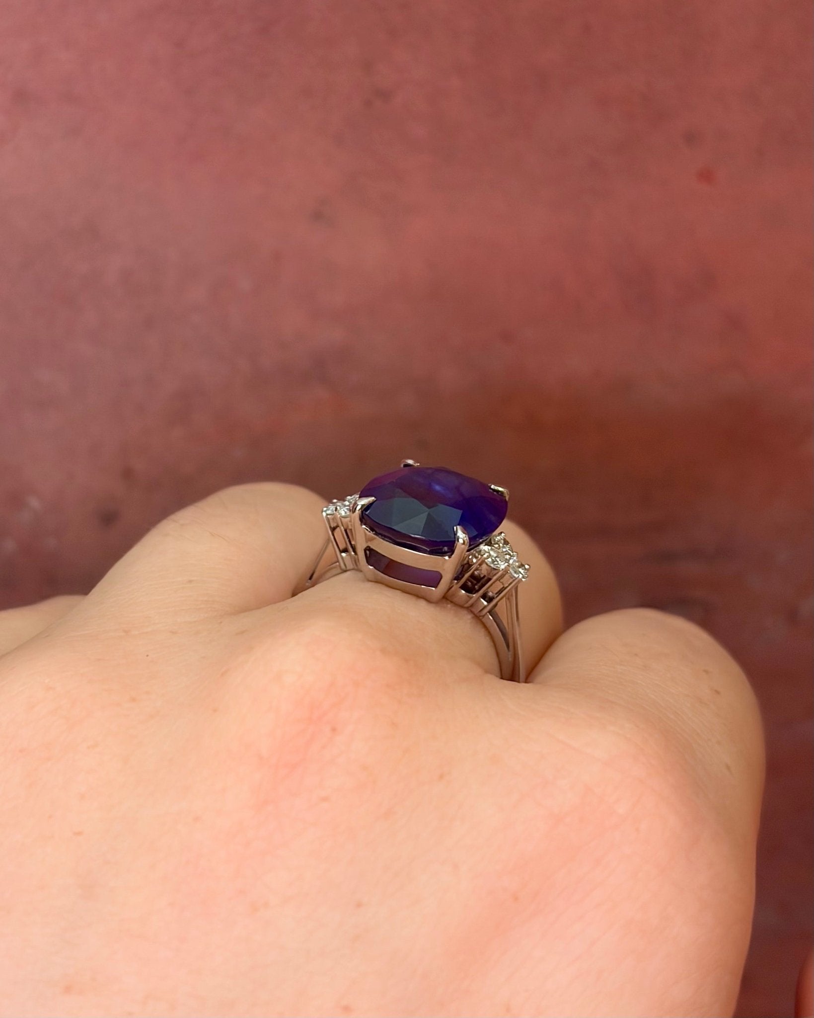 Bague Trilogie Saphir 8.45 carats &amp; Diamants 0.30 carat 5.13g "Alana" - Elliade Paris