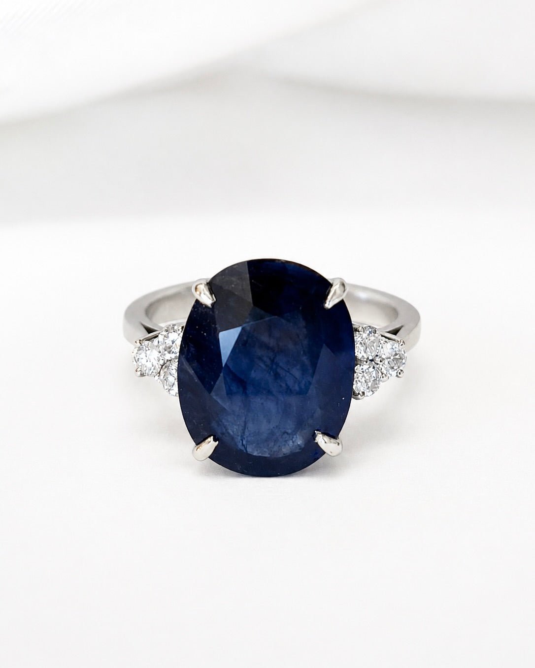Bague Trilogie Saphir 8.45 carats &amp; Diamants 0.30 carat 5.13g "Alana" - Elliade Paris