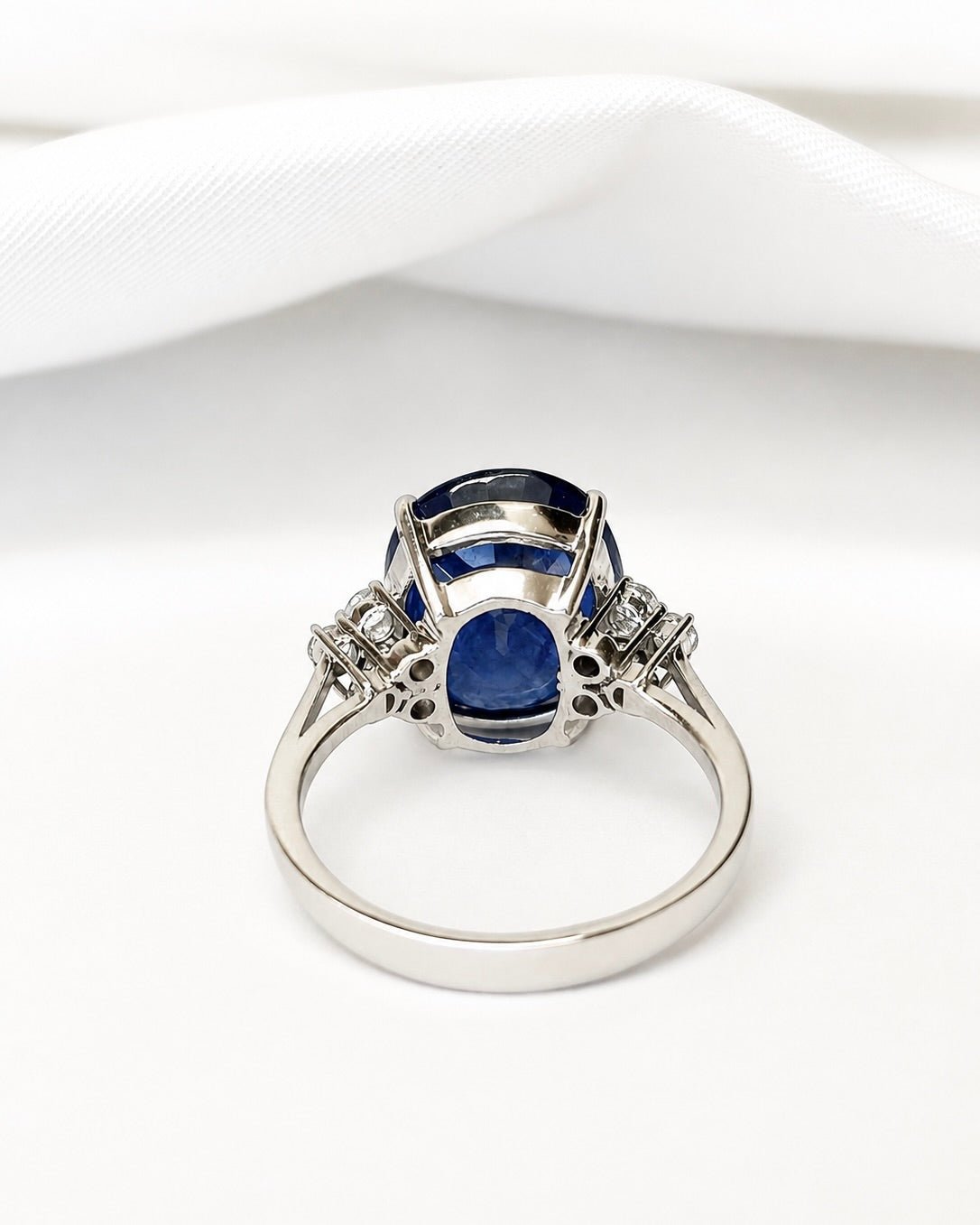 Bague Trilogie Saphir 8.45 carats &amp; Diamants 0.30 carat 5.13g "Alana" - Elliade Paris