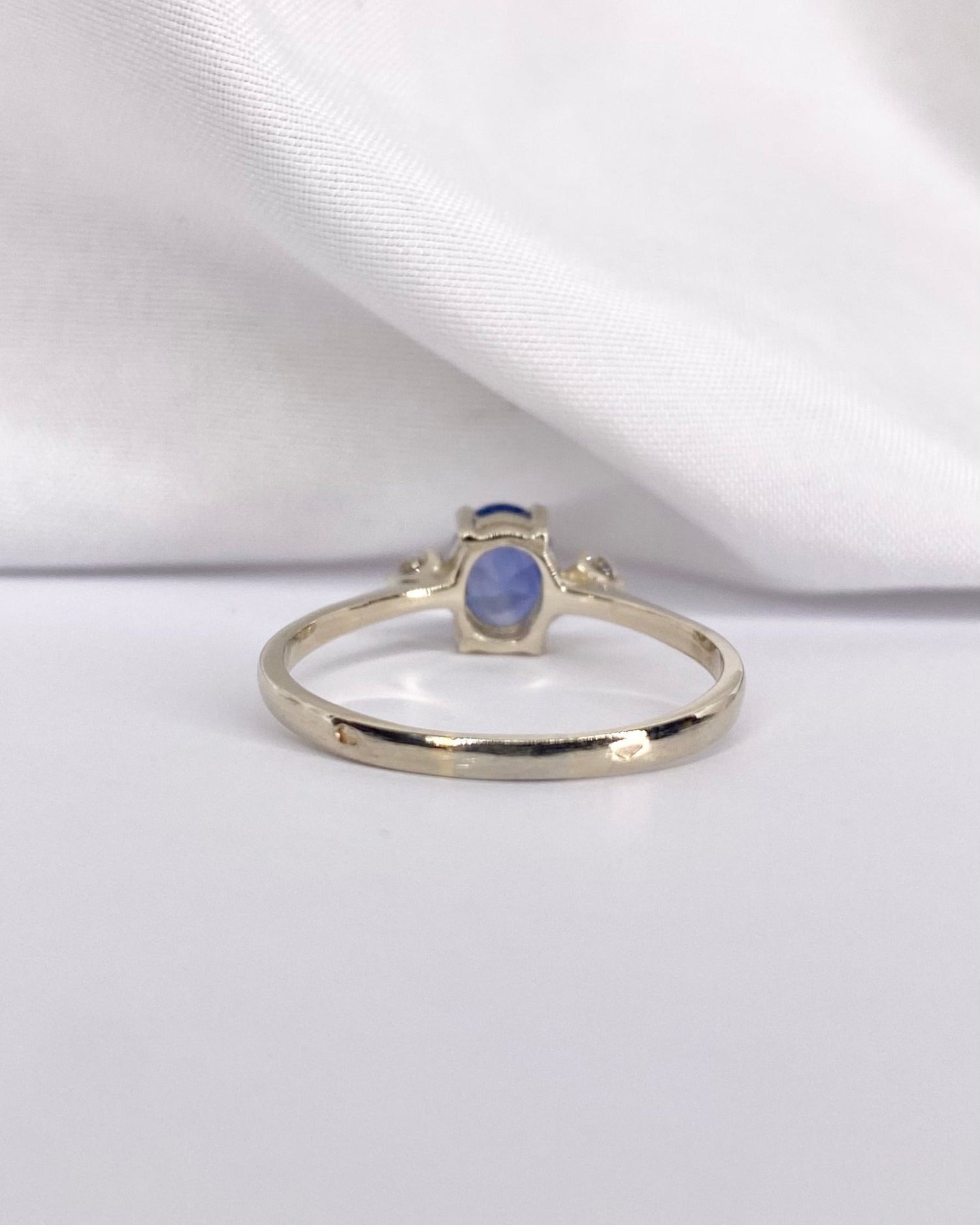 Bague Trilogie Saphir Bleu Ciel 0.82 carat &amp; Diamants &quot;Adeline&quot; - Elliade Paris