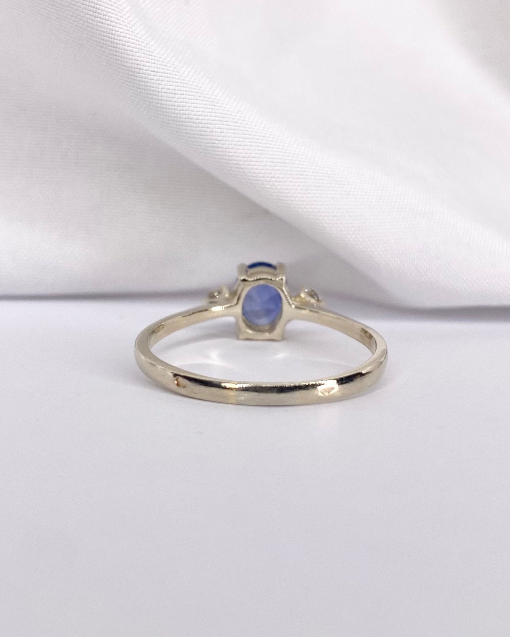 Bague Trilogie Saphir Bleu Ciel 0.82 carat &amp; Diamants &quot;Adeline&quot; - Elliade Paris