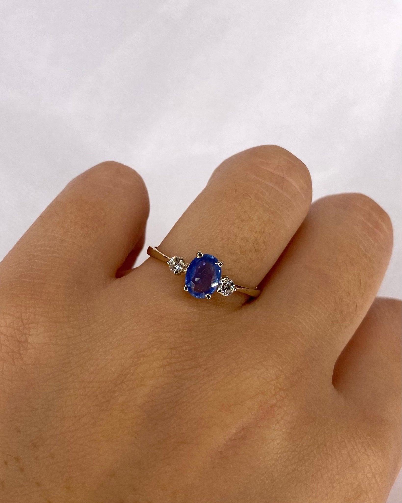Bague Trilogie Saphir Bleu Ciel 0.82 carat &amp; Diamants &quot;Adeline&quot; - Elliade Paris