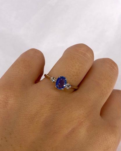 Bague Trilogie Saphir Bleu Ciel 0.82 carat &amp; Diamants &quot;Adeline&quot; - Elliade Paris