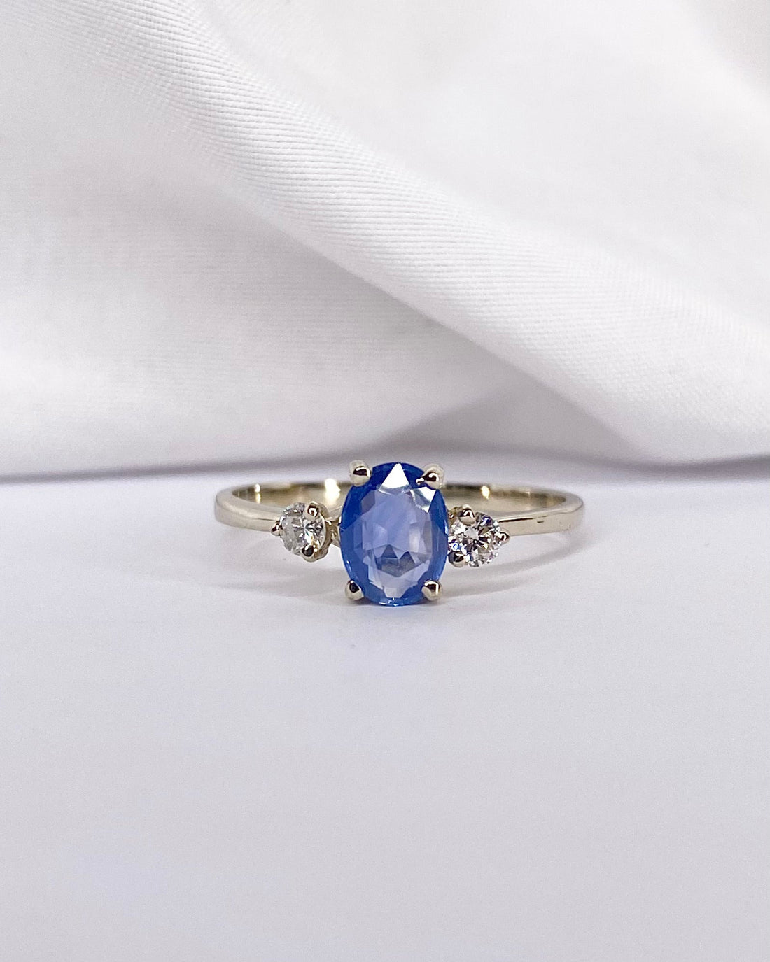 Bague Trilogie Saphir Bleu Ciel 0.82 carat & Diamants "Adeline" - Elliade Paris