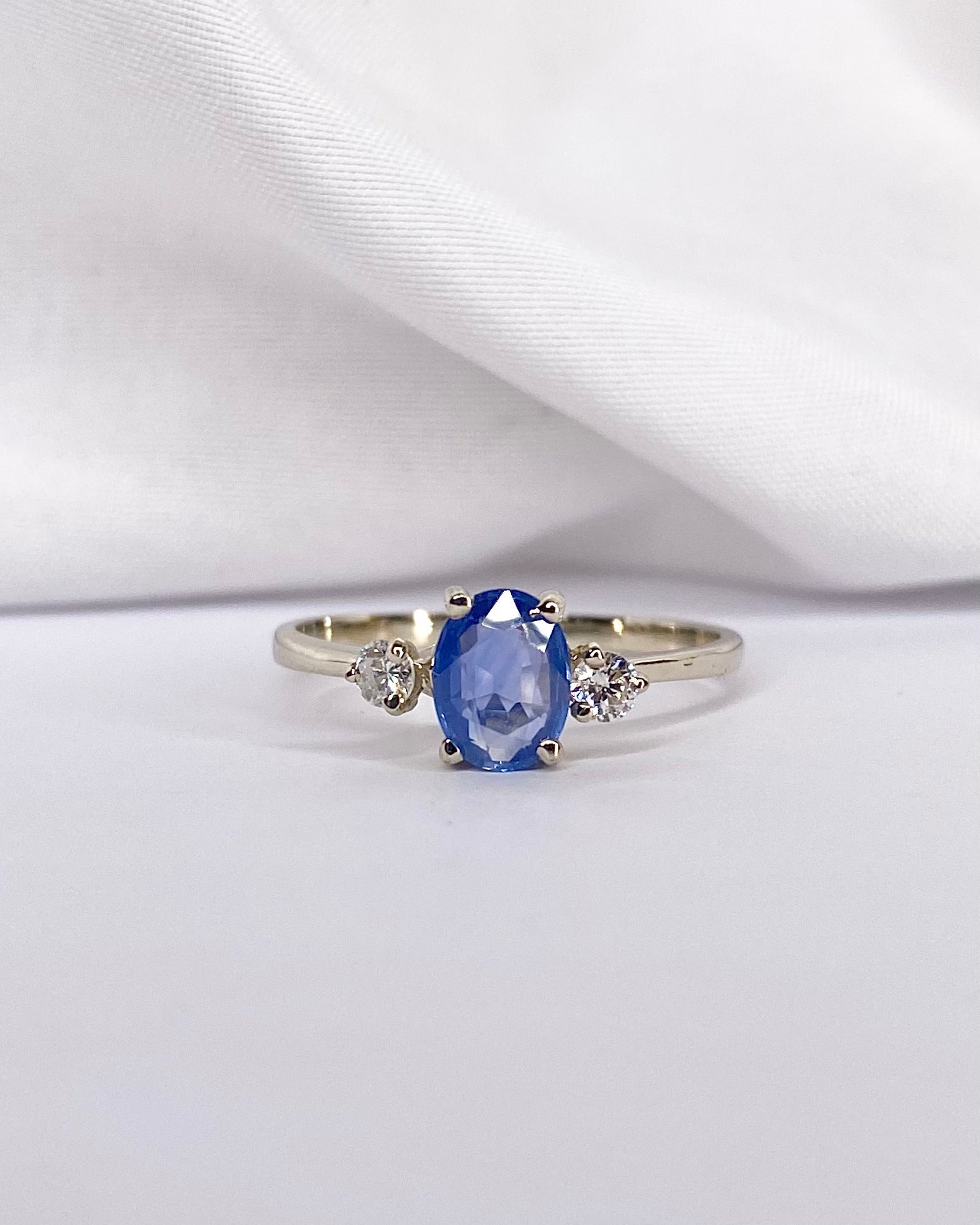 Bague Trilogie Saphir Bleu Ciel 0.82 carat &amp; Diamants "Adeline" - Elliade Paris