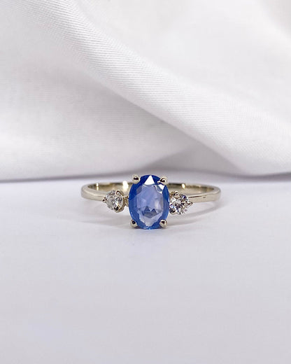 Bague Trilogie Saphir Bleu Ciel 0.82 carat &amp; Diamants &quot;Adeline&quot; - Elliade Paris