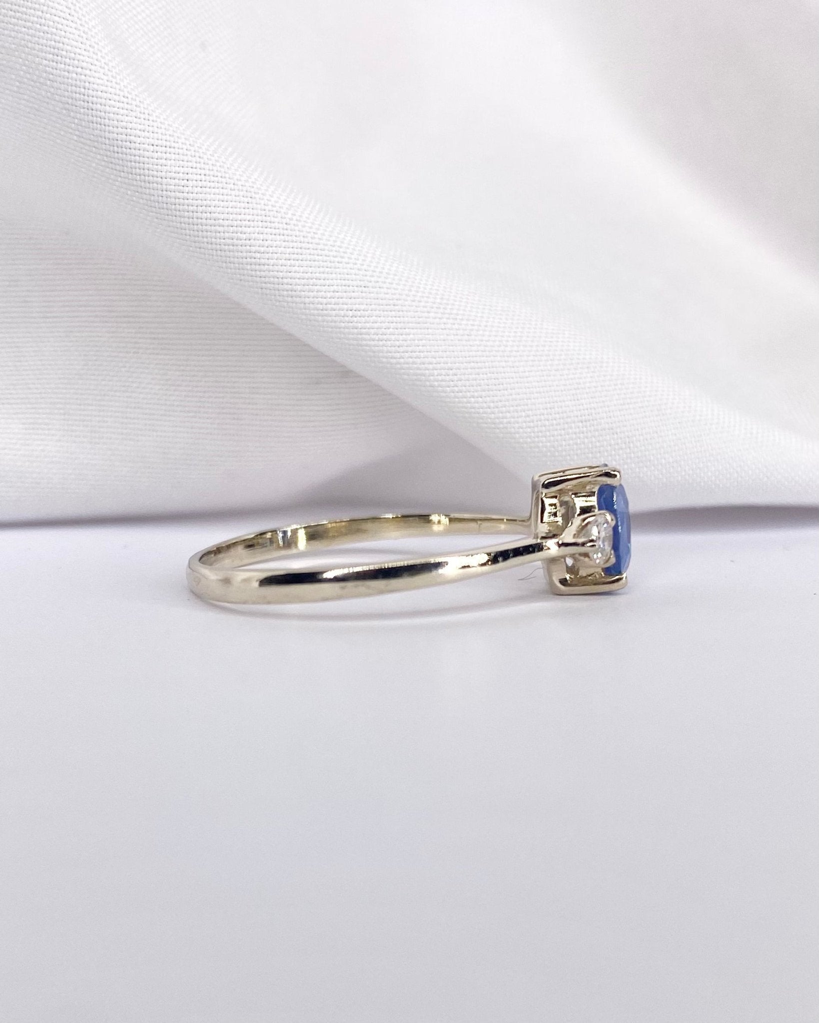 Bague Trilogie Saphir Bleu Ciel 0.82 carat &amp; Diamants &quot;Adeline&quot; - Elliade Paris