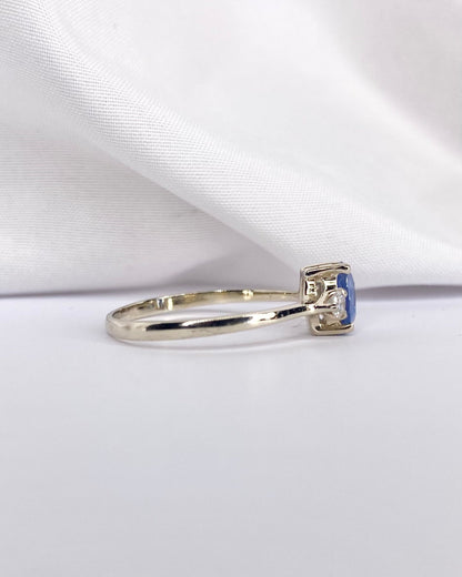 Bague Trilogie Saphir Bleu Ciel 0.82 carat &amp; Diamants &quot;Adeline&quot; - Elliade Paris