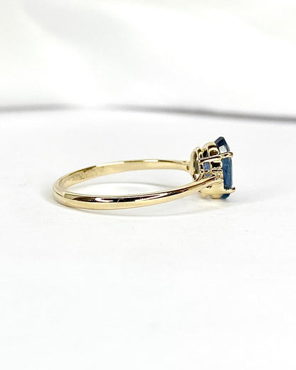 Bague Trilogie Saphir bleu lagon 1.25 carat &amp; Diamants "Anna" - Elliade Paris