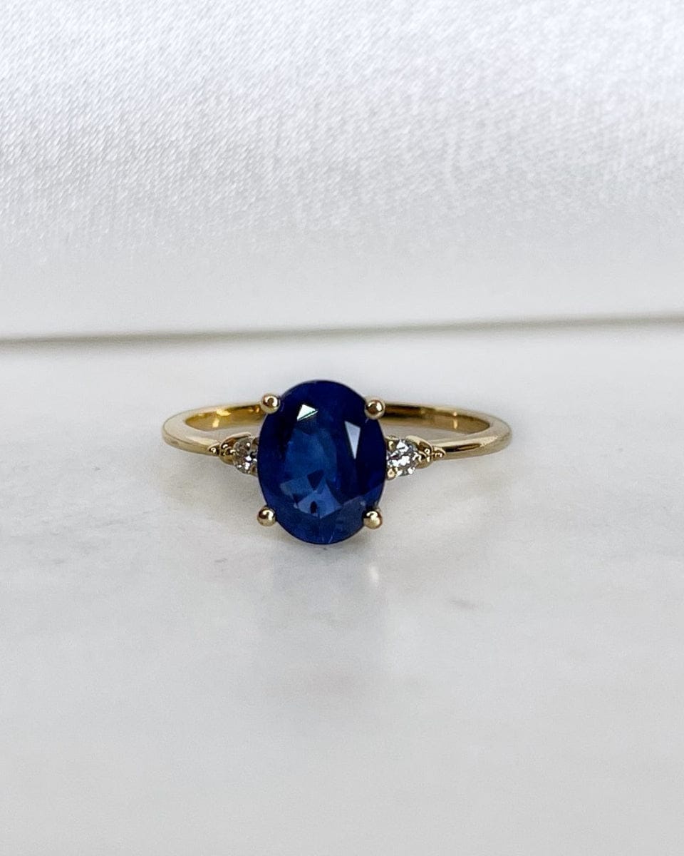 Bague Trilogie Saphir bleu royal 2 carats &amp; Diamants "Callie" - Elliade Paris