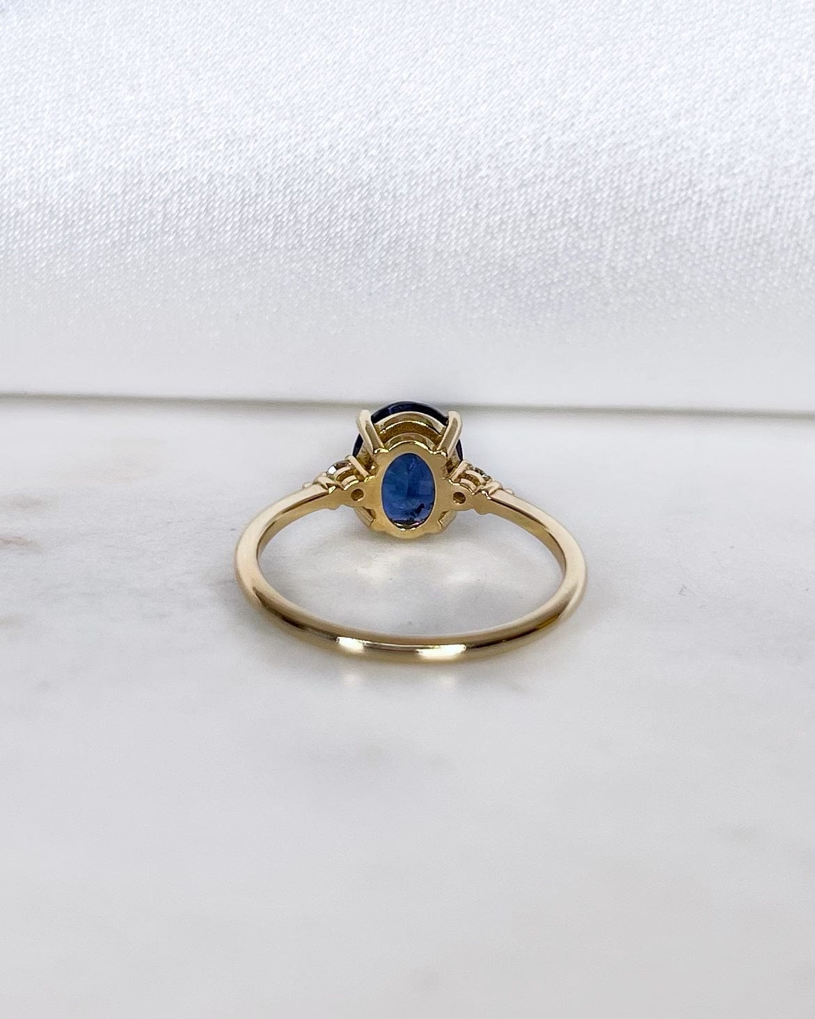 Bague Trilogie Saphir bleu royal 2 carats &amp; Diamants "Callie" - Elliade Paris