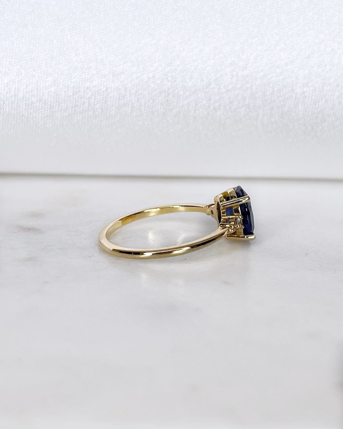Bague Trilogie Saphir bleu royal 2 carats &amp; Diamants "Callie" - Elliade Paris