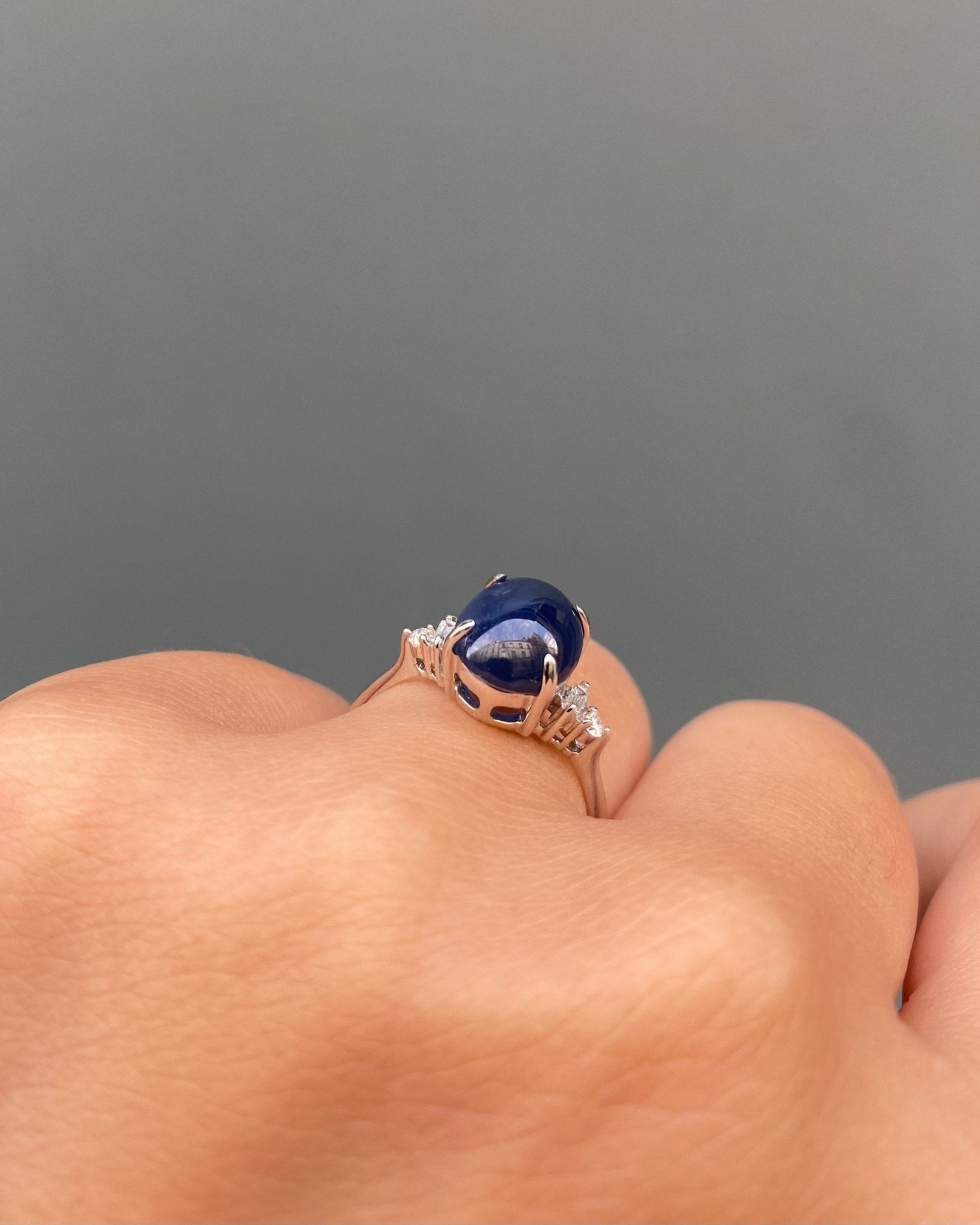 Bague Trilogie Saphir Cabochon 4 carats &amp; Diamants "Meige" - Elliade Paris