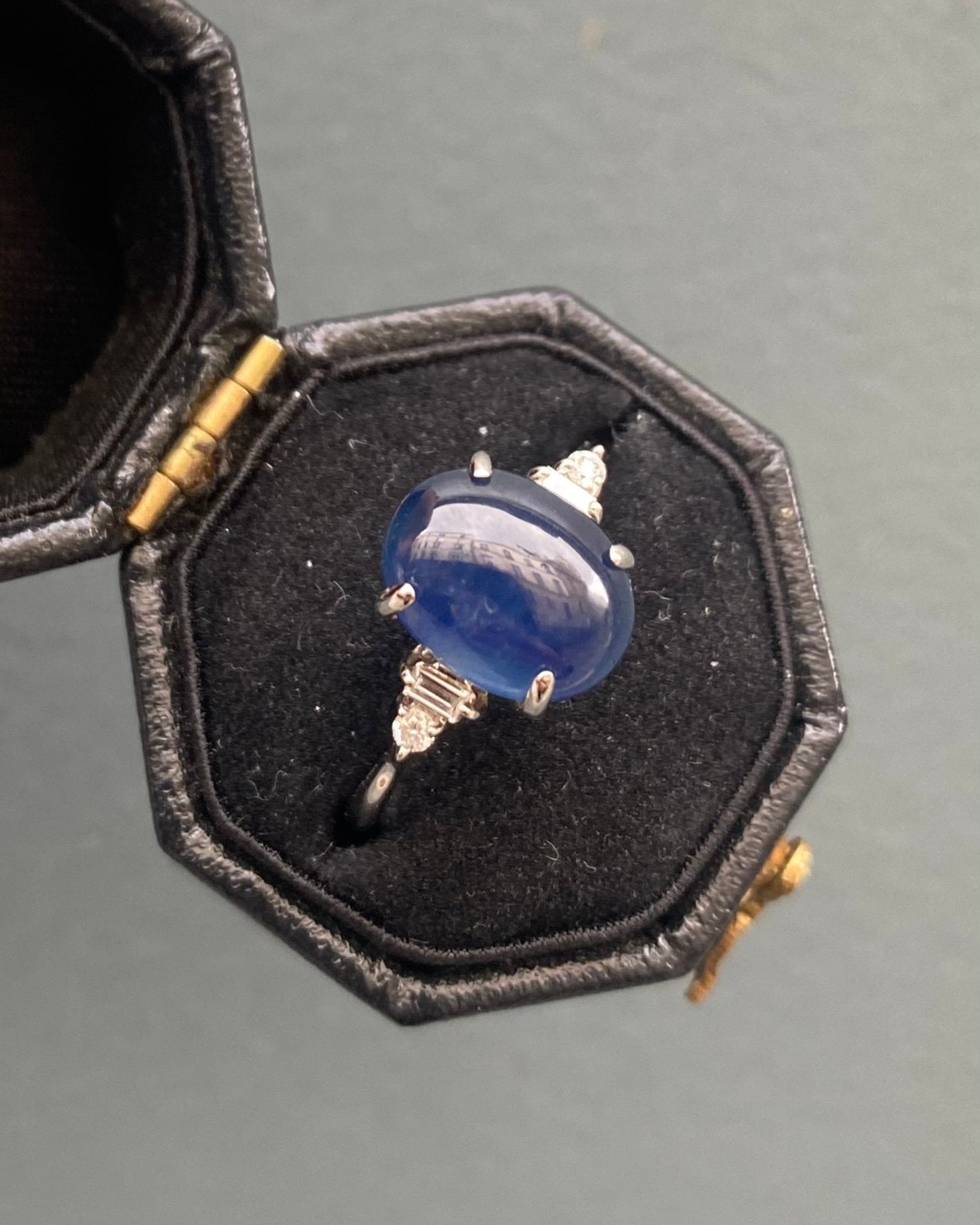 Bague Trilogie Saphir Cabochon 4 carats &amp; Diamants "Meige" - Elliade Paris