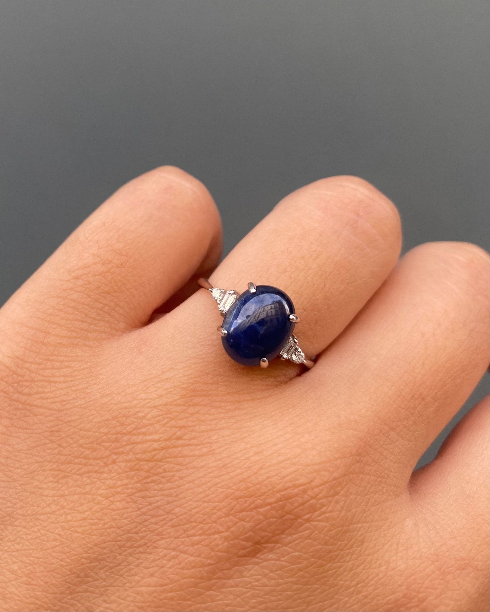 Bague Trilogie Saphir Cabochon 4 carats &amp; Diamants &quot;Meige&quot; - Elliade Paris