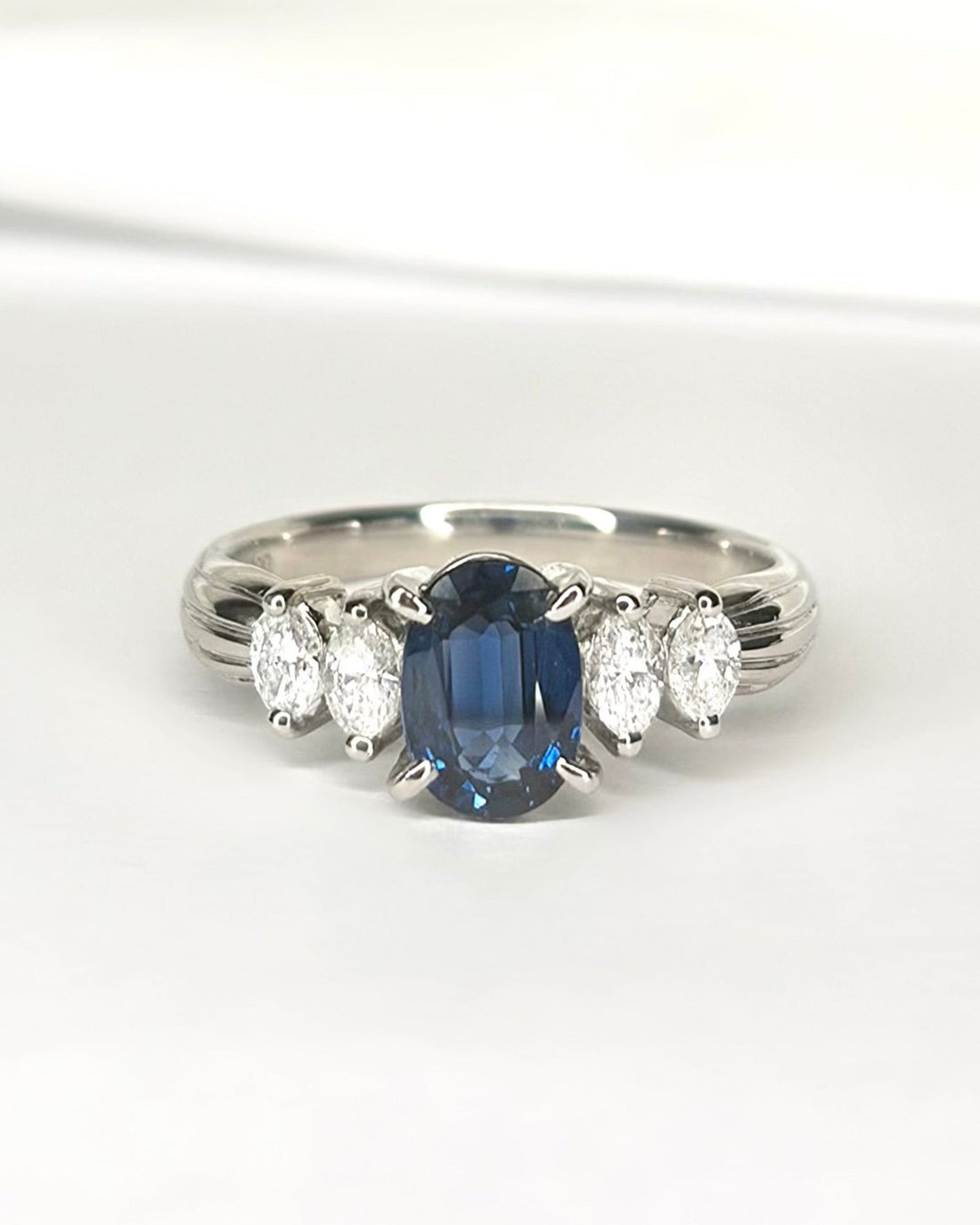Bague Trilogie Saphir Ceylan 1.05 carat &amp; Diamants Marquises 0.33 carat "Salomé" - Elliade Paris