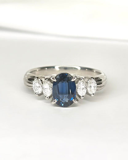 Bague Trilogie Saphir Ceylan 1.05 carat &amp; Diamants Marquises 0.33 carat "Salomé" - Elliade Paris
