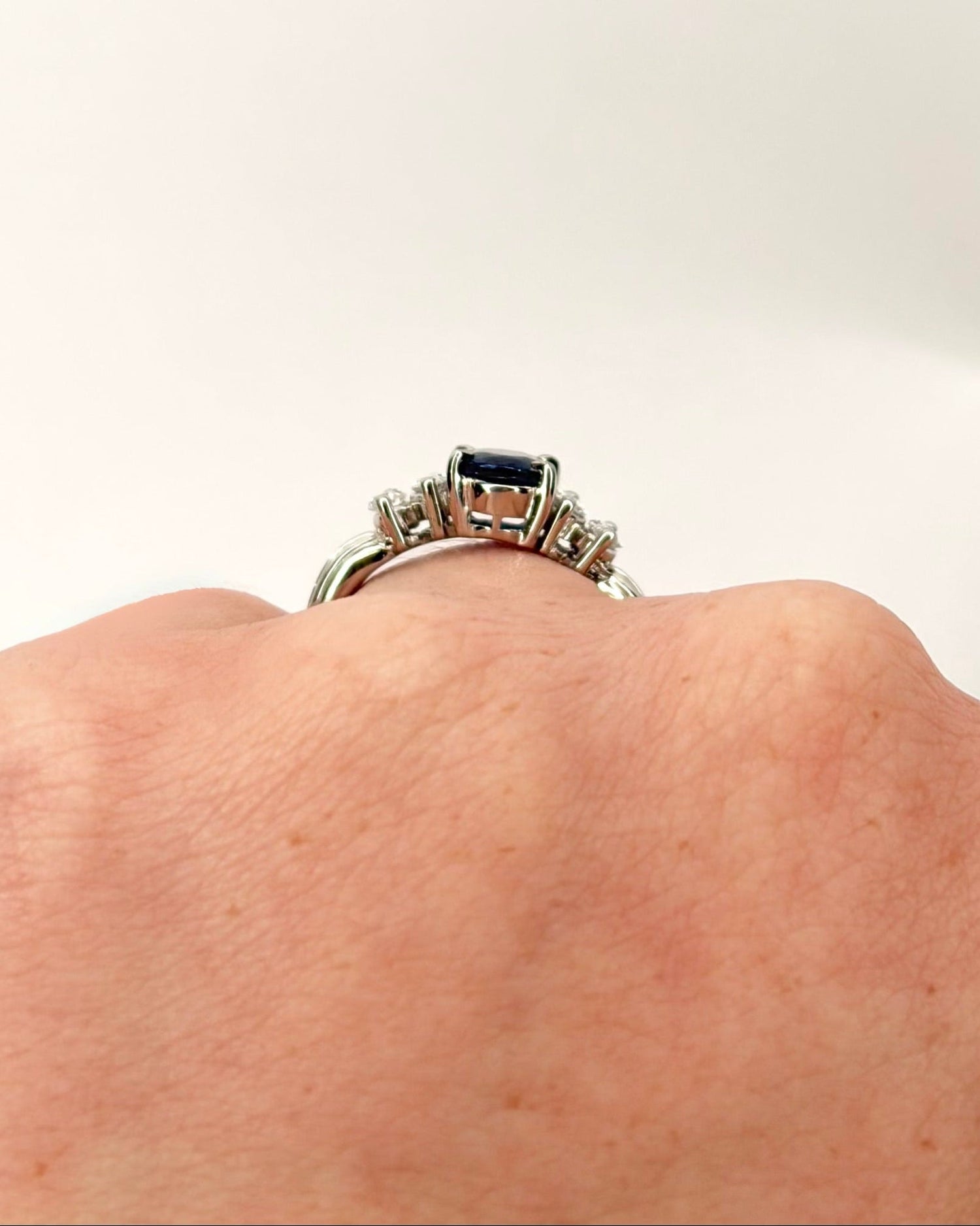 Bague Trilogie Saphir Ceylan 1.05 carat &amp; Diamants Marquises 0.33 carat "Salomé" - Elliade Paris