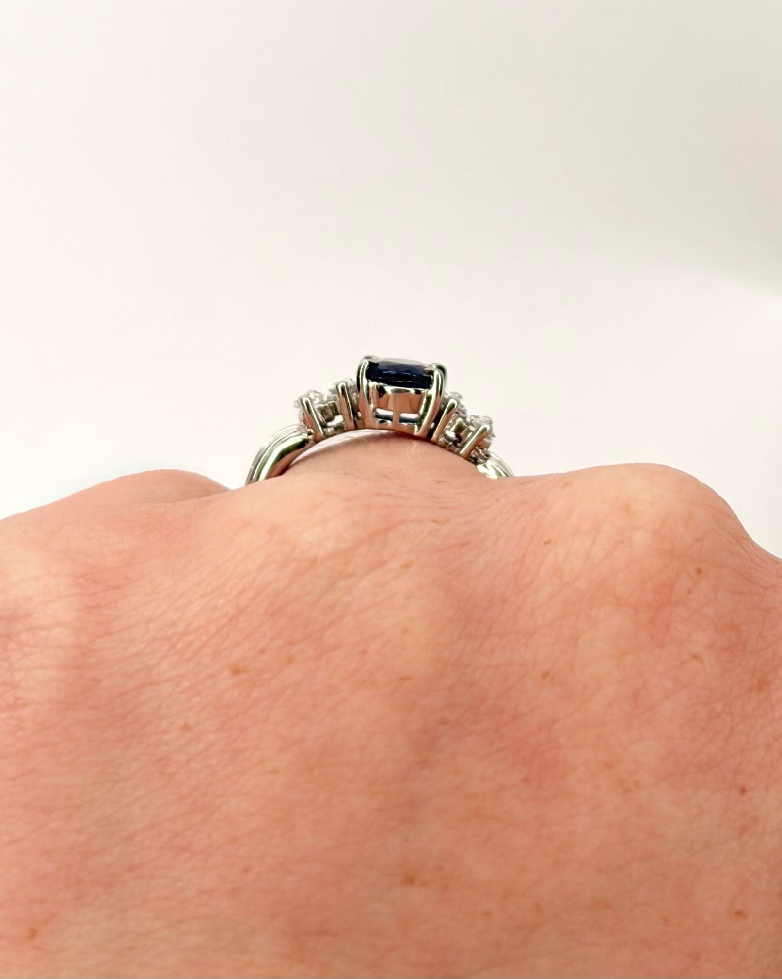 Bague Trilogie Saphir Ceylan 1.05 carat &amp; Diamants Marquises 0.33 carat "Salomé" - Elliade Paris