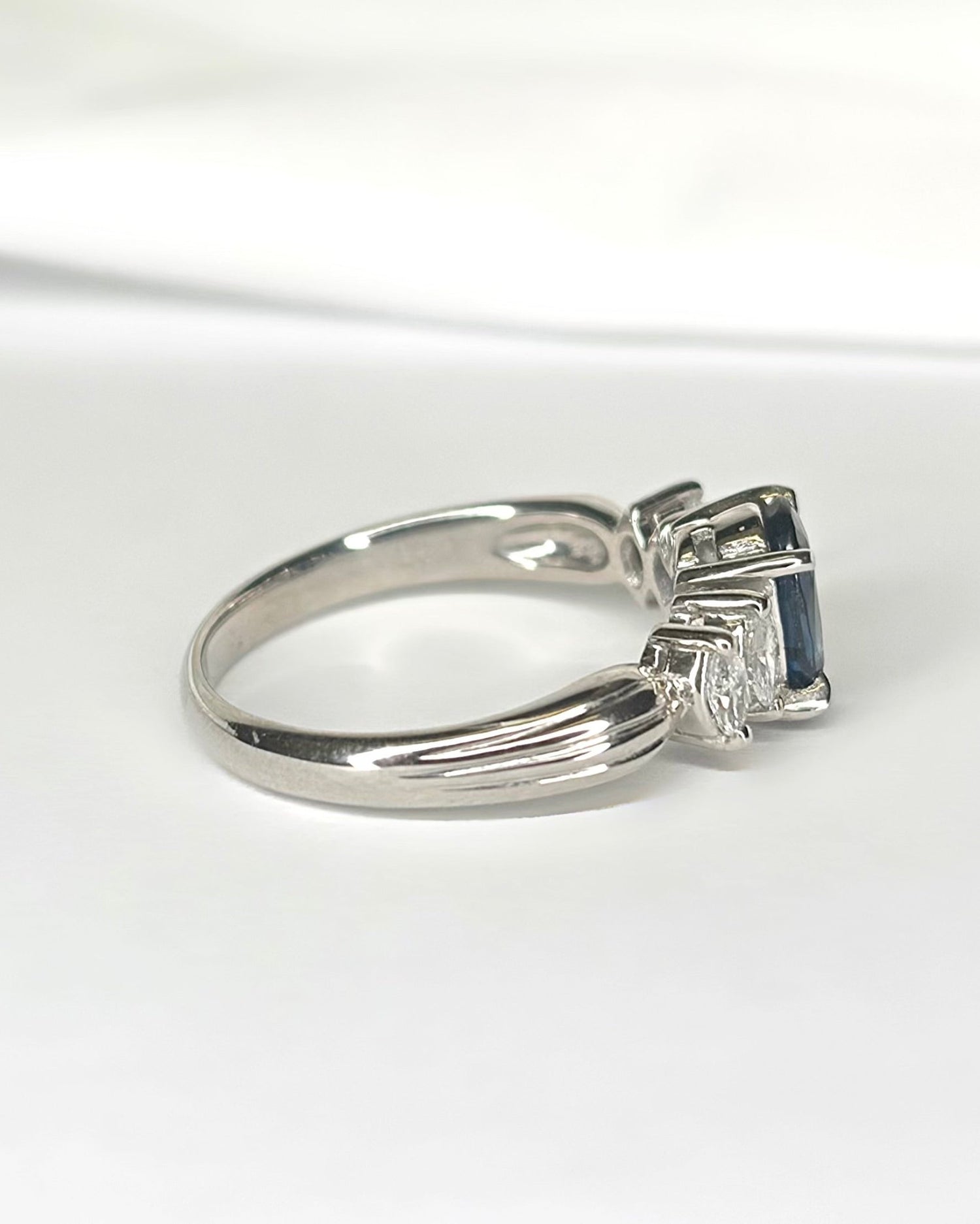 Bague Trilogie Saphir Ceylan 1.05 carat &amp; Diamants Marquises 0.33 carat "Salomé" - Elliade Paris