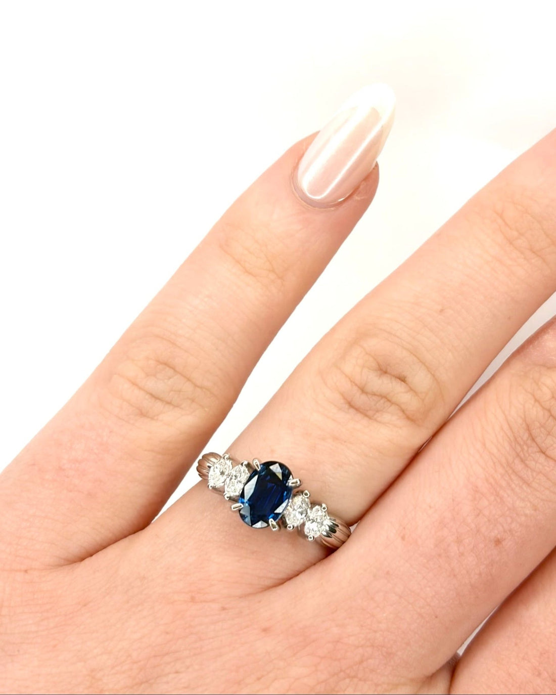 Bague Trilogie Saphir Ceylan 1.05 carat &amp; Diamants Marquises 0.33 carat "Salomé" - Elliade Paris