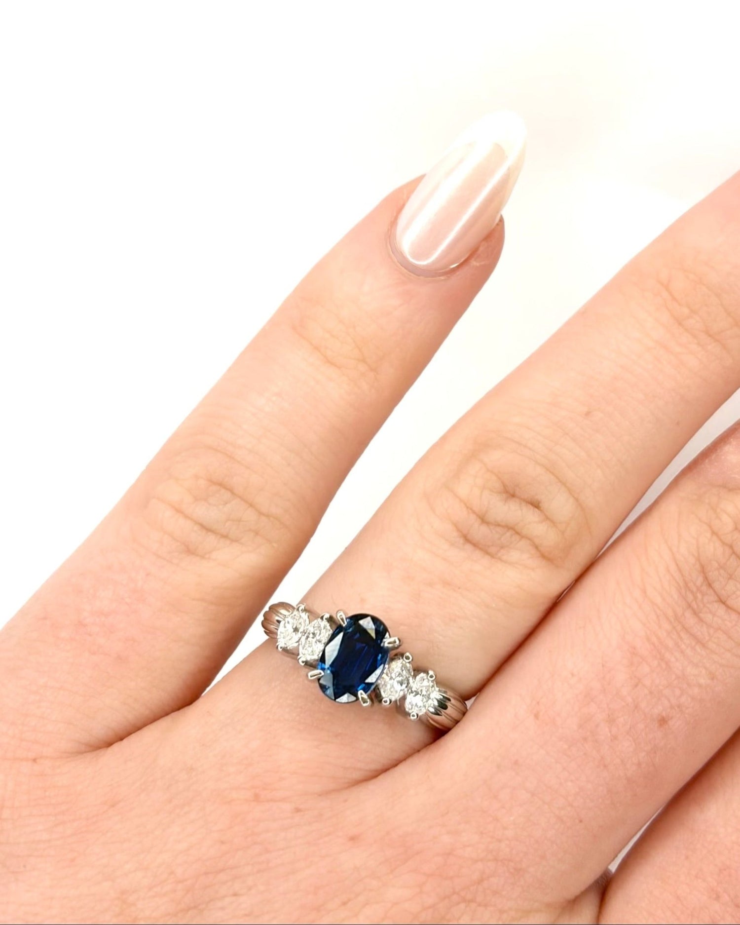 Bague Trilogie Saphir Ceylan 1.05 carat &amp; Diamants Marquises 0.33 carat "Salomé" - Elliade Paris