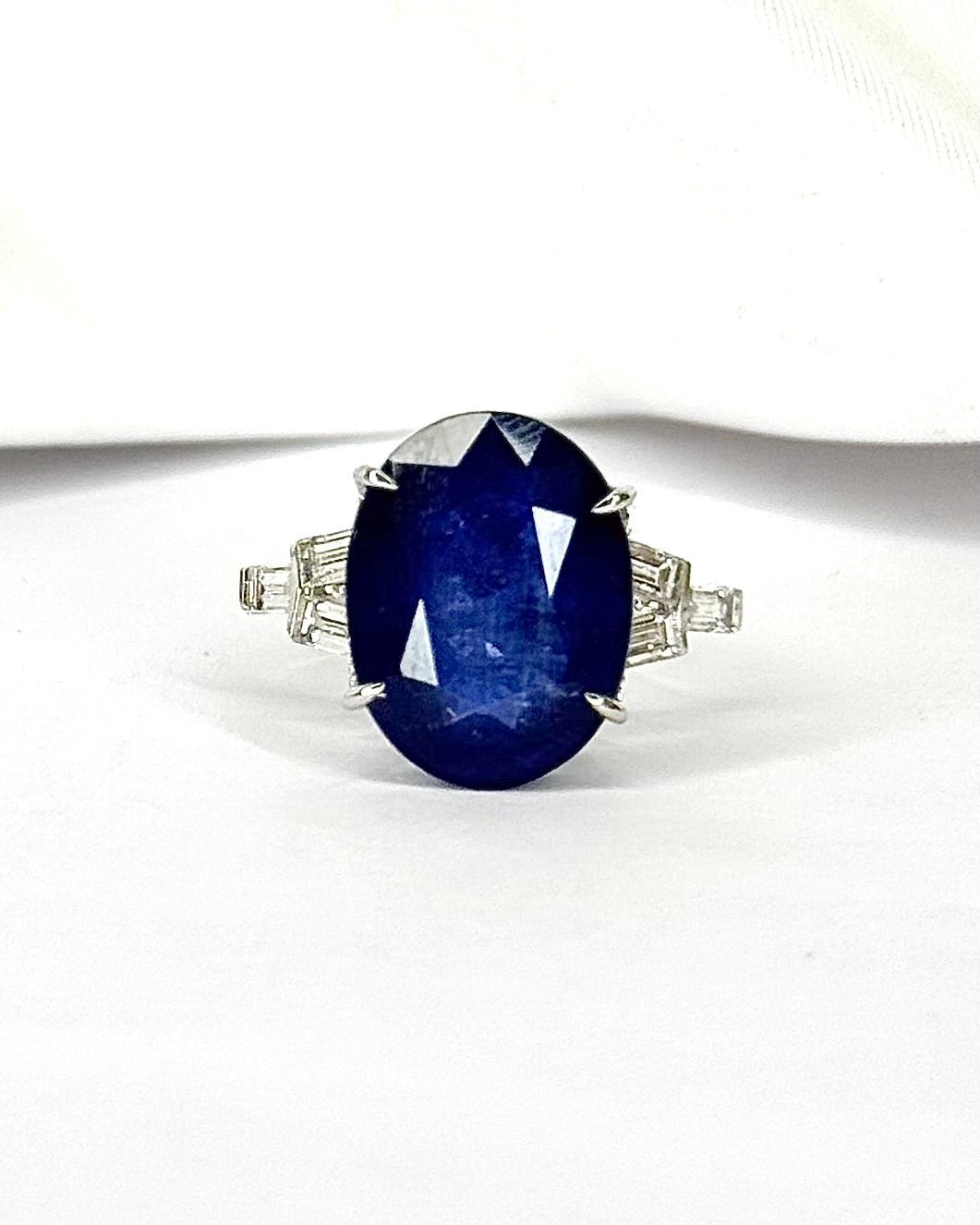 Bague Trilogie Saphir Ceylan 10.69 carats &amp; Diamants 0.60 carat "Katia" - Elliade Paris