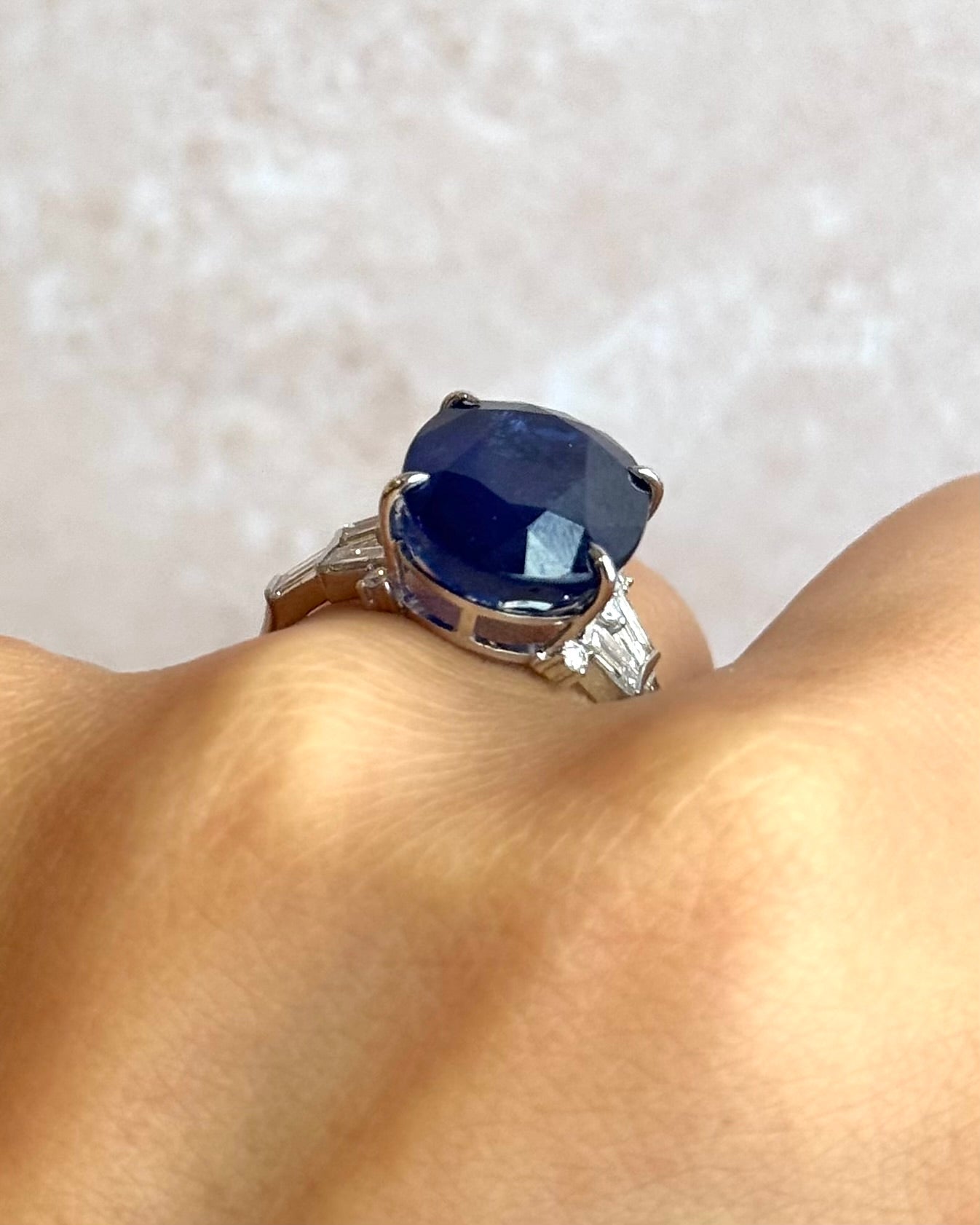 Bague Trilogie Saphir Ceylan 10.69 carats &amp; Diamants 0.60 carat "Katia" - Elliade Paris