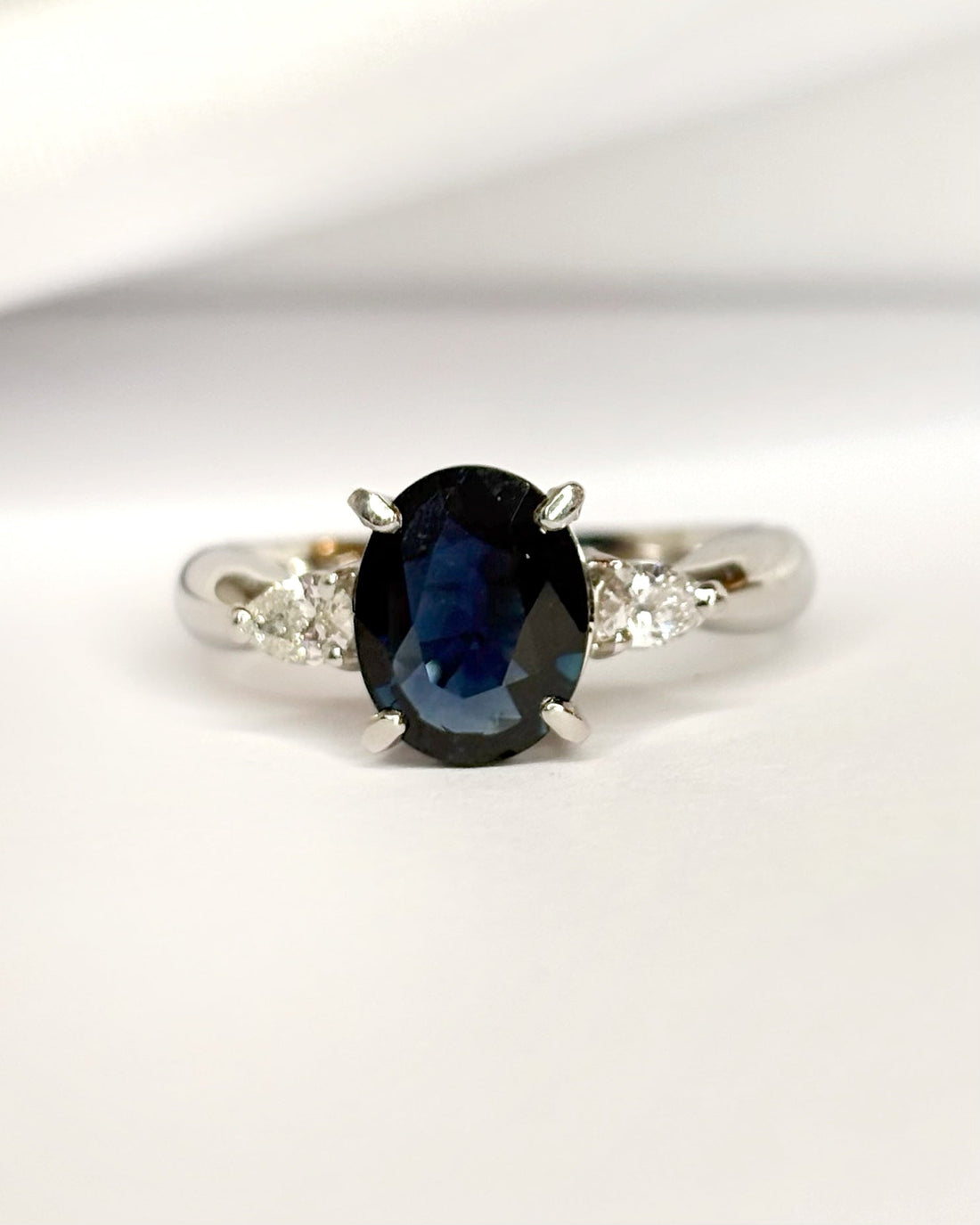 Bague Trilogie Saphir Ceylan 1.93 carat &amp; Diamants 0.24 carat "Finelle" - Elliade Paris