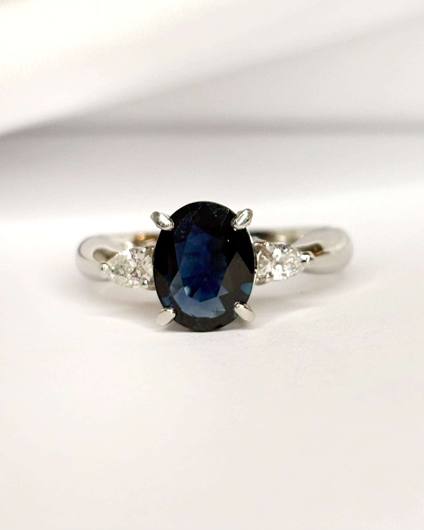Bague Trilogie Saphir Ceylan 1.93 carat &amp; Diamants 0.24 carat "Finelle" - Elliade Paris
