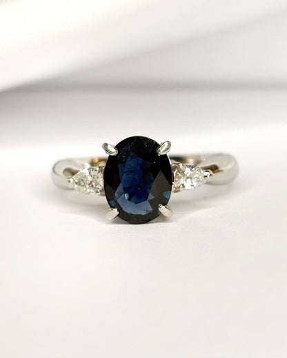 Bague Trilogie Saphir Ceylan 1.93 carat &amp; Diamants 0.24 carat "Finelle" - Elliade Paris
