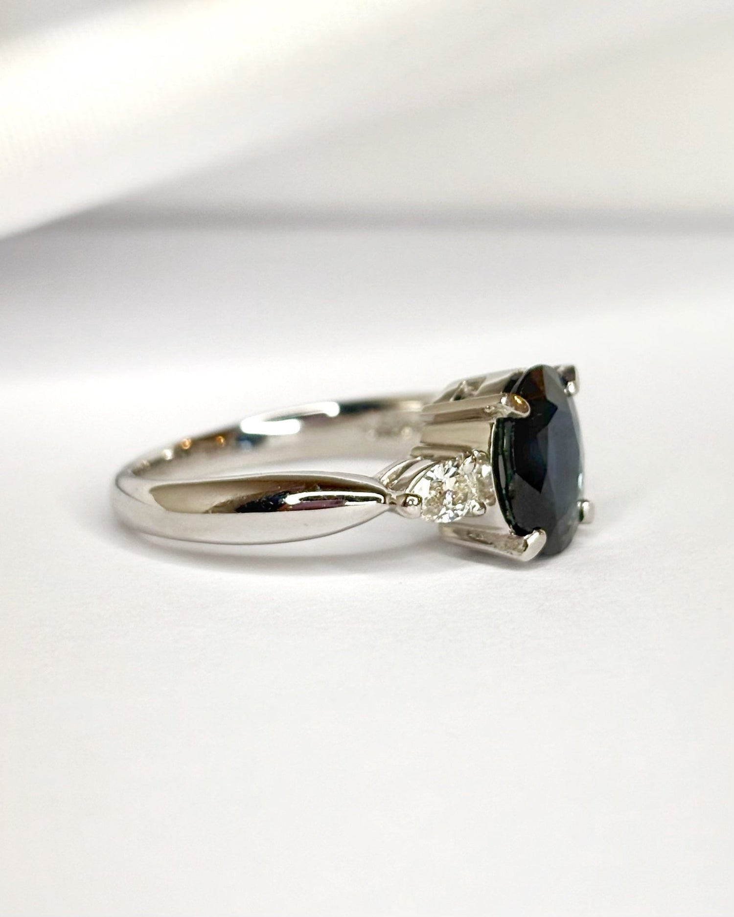 Bague Trilogie Saphir Ceylan 1.93 carat &amp; Diamants 0.24 carat "Finelle" - Elliade Paris