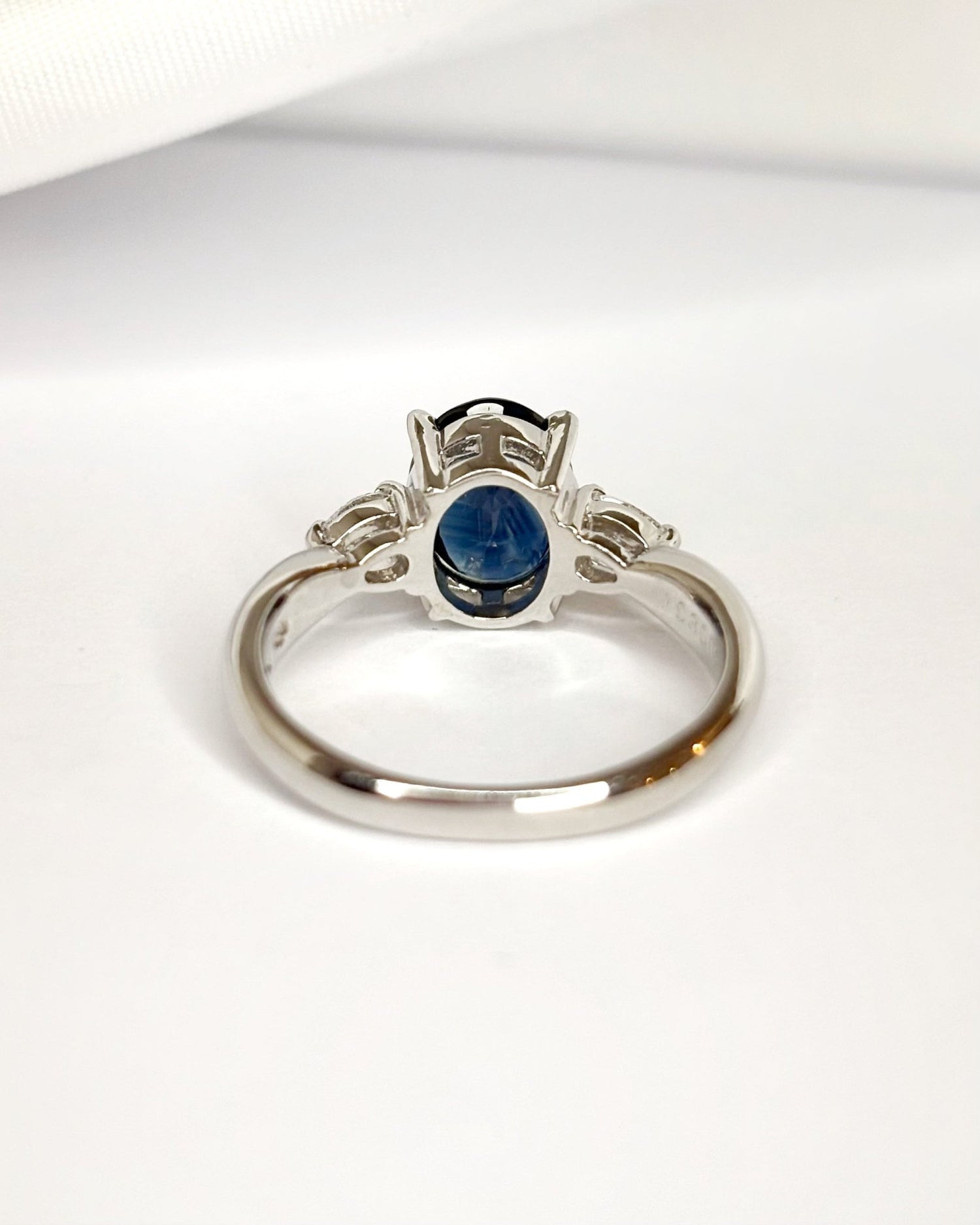 Bague Trilogie Saphir Ceylan 1.93 carat &amp; Diamants 0.24 carat "Finelle" - Elliade Paris