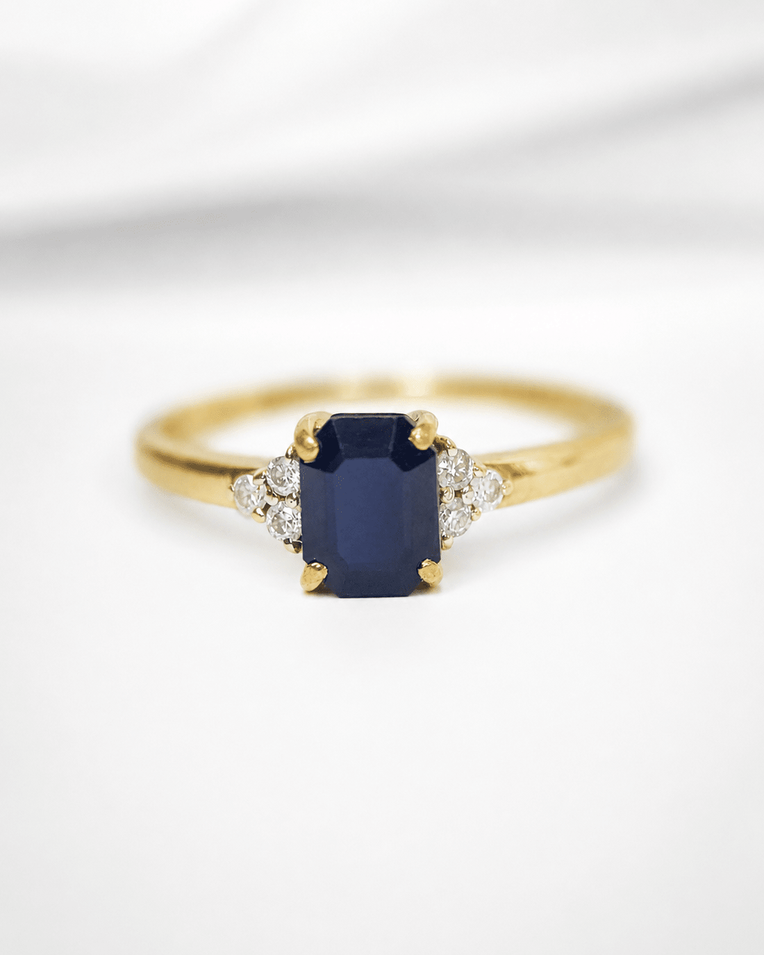 Bague Trilogie Saphir Chatoyant 1.20 carat &amp; Diamants "Louanne" - Elliade Paris