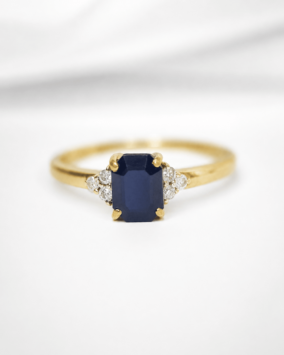 Bague Trilogie Saphir Chatoyant 1.20 carat &amp; Diamants "Louanne" - Elliade Paris