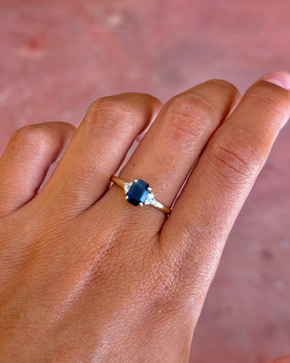 Bague Trilogie Saphir Chatoyant 1.20 carat &amp; Diamants "Louanne" - Elliade Paris