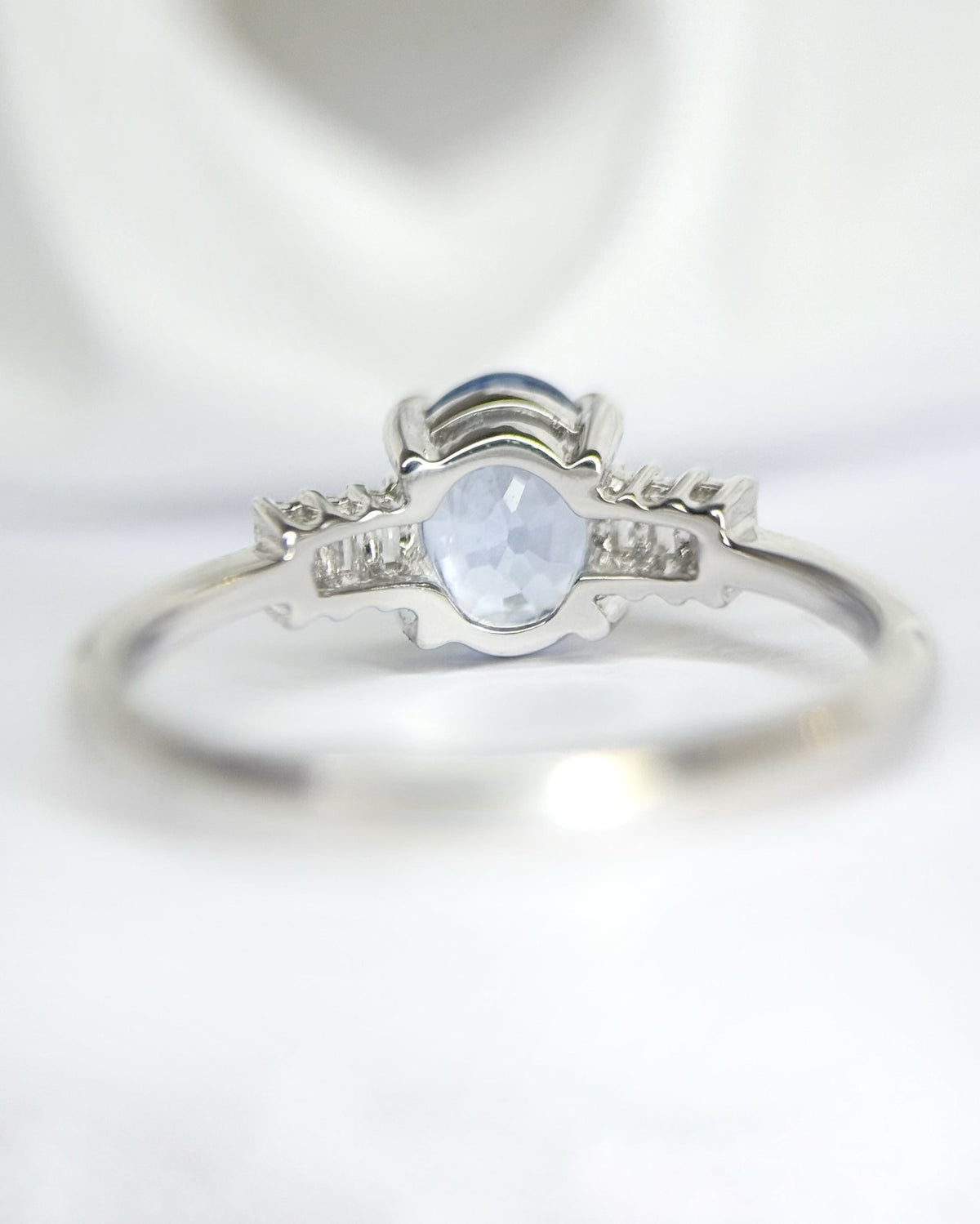 Bague Trilogie Saphir Cornflower 0.86 carat &amp; Diamants "Prisca" - Elliade Paris