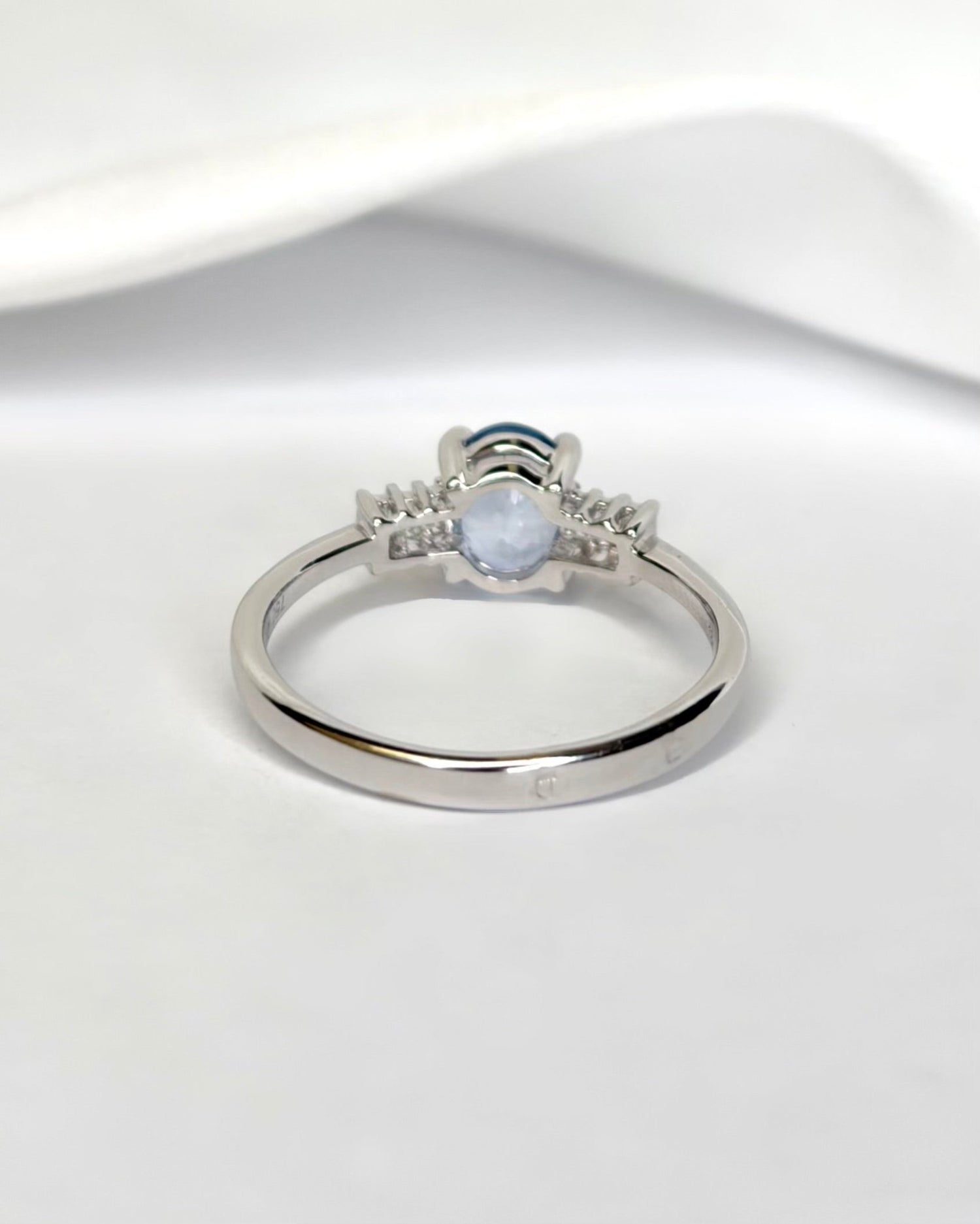 Bague Trilogie Saphir Cornflower 0.86 carat &amp; Diamants "Prisca" - Elliade Paris